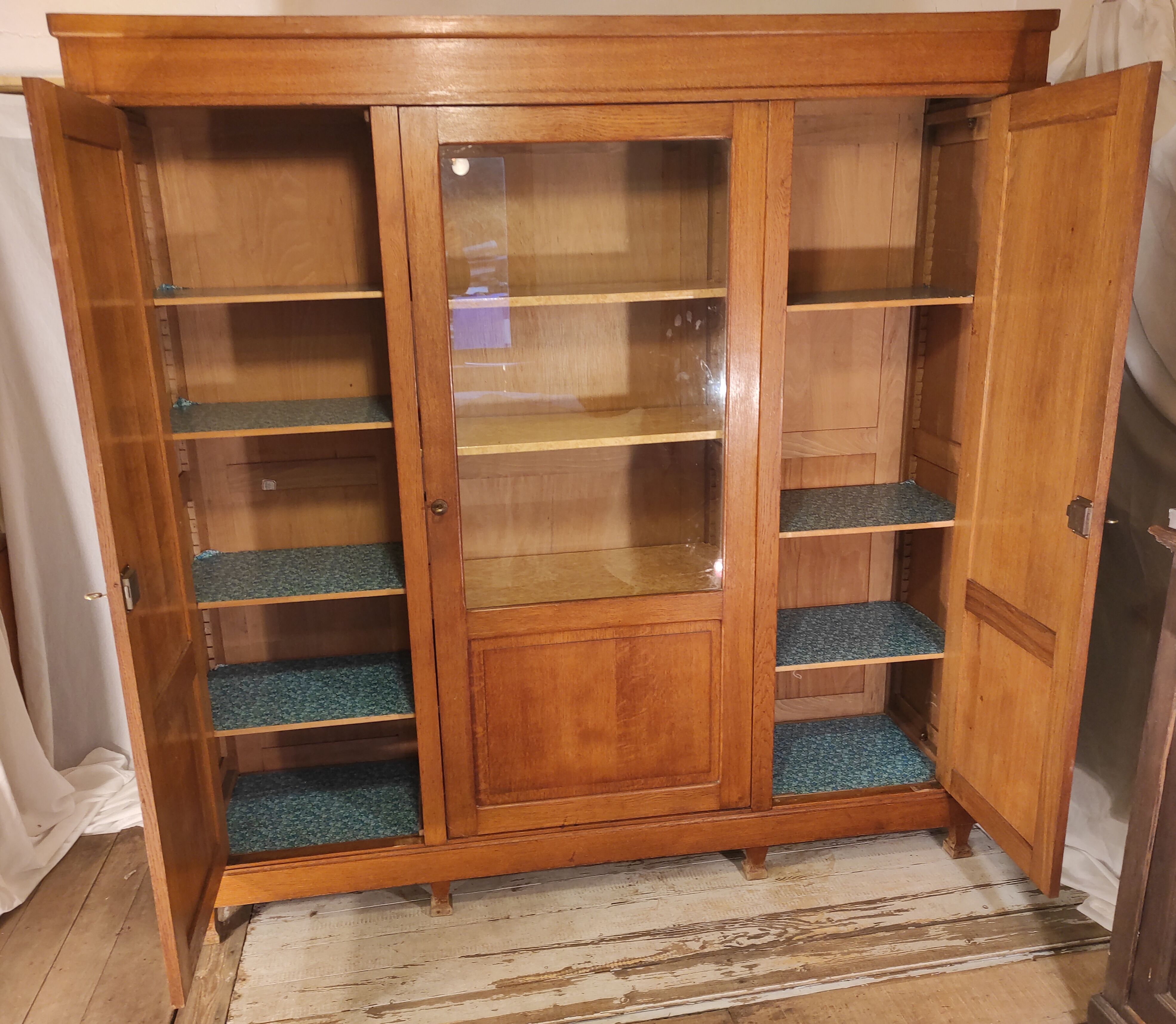 Trade library with showcase