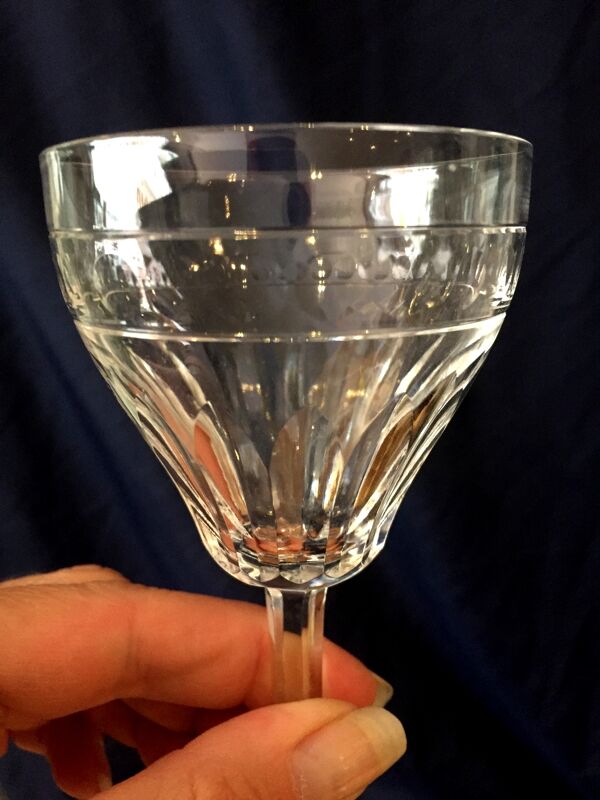 Suite de 6 verres a pied pour vin cuit ou digestif en cristal taille