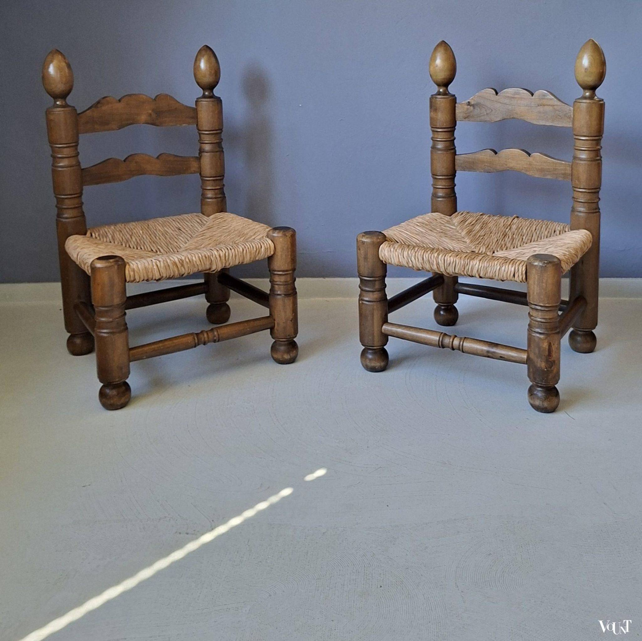 Ensemble de 2 chaises basses avec assise en paille, années 1950.