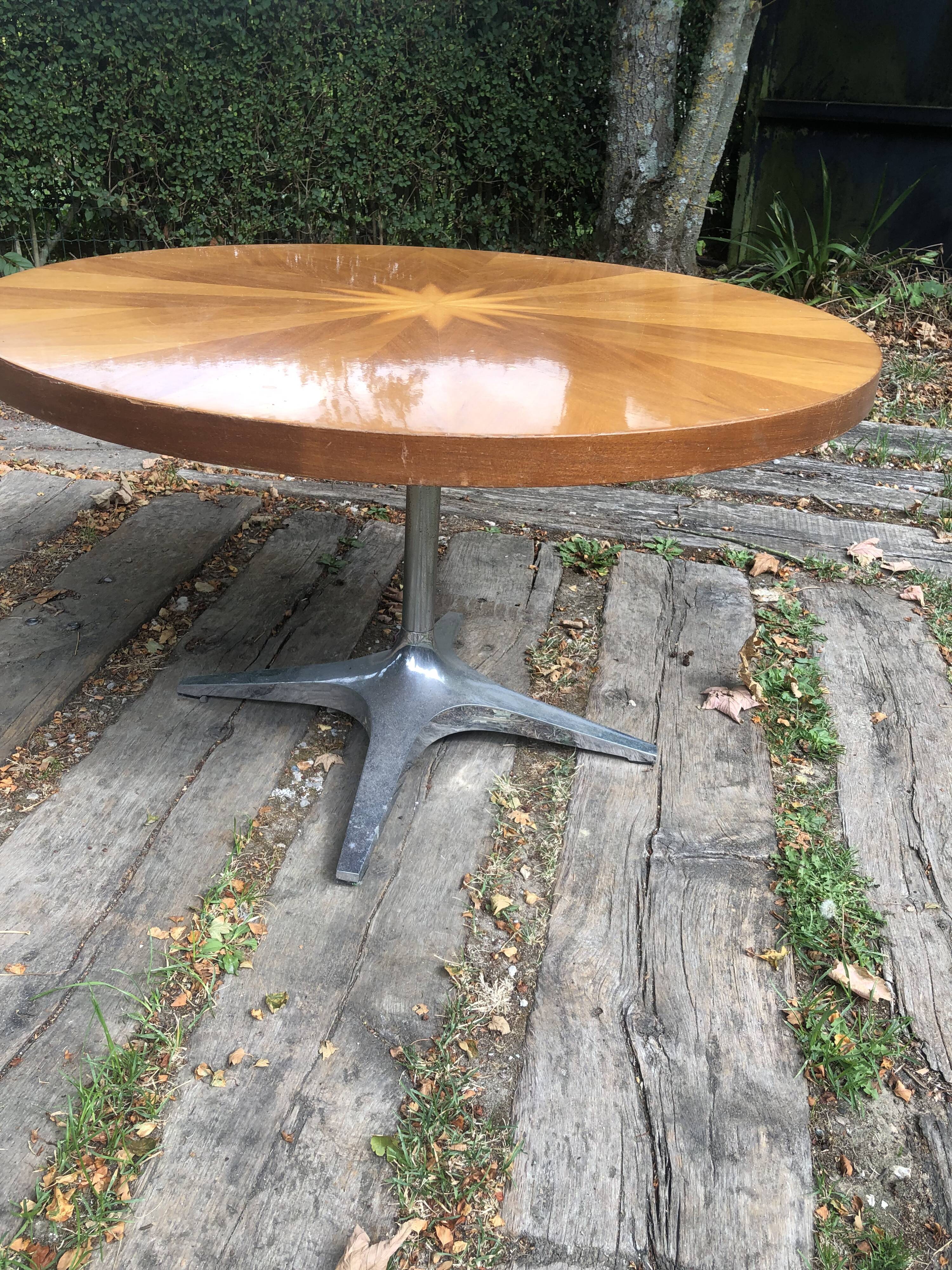 Inlaid circular table