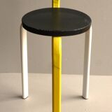 Tabouret postmoderne tripode en métal, années 80