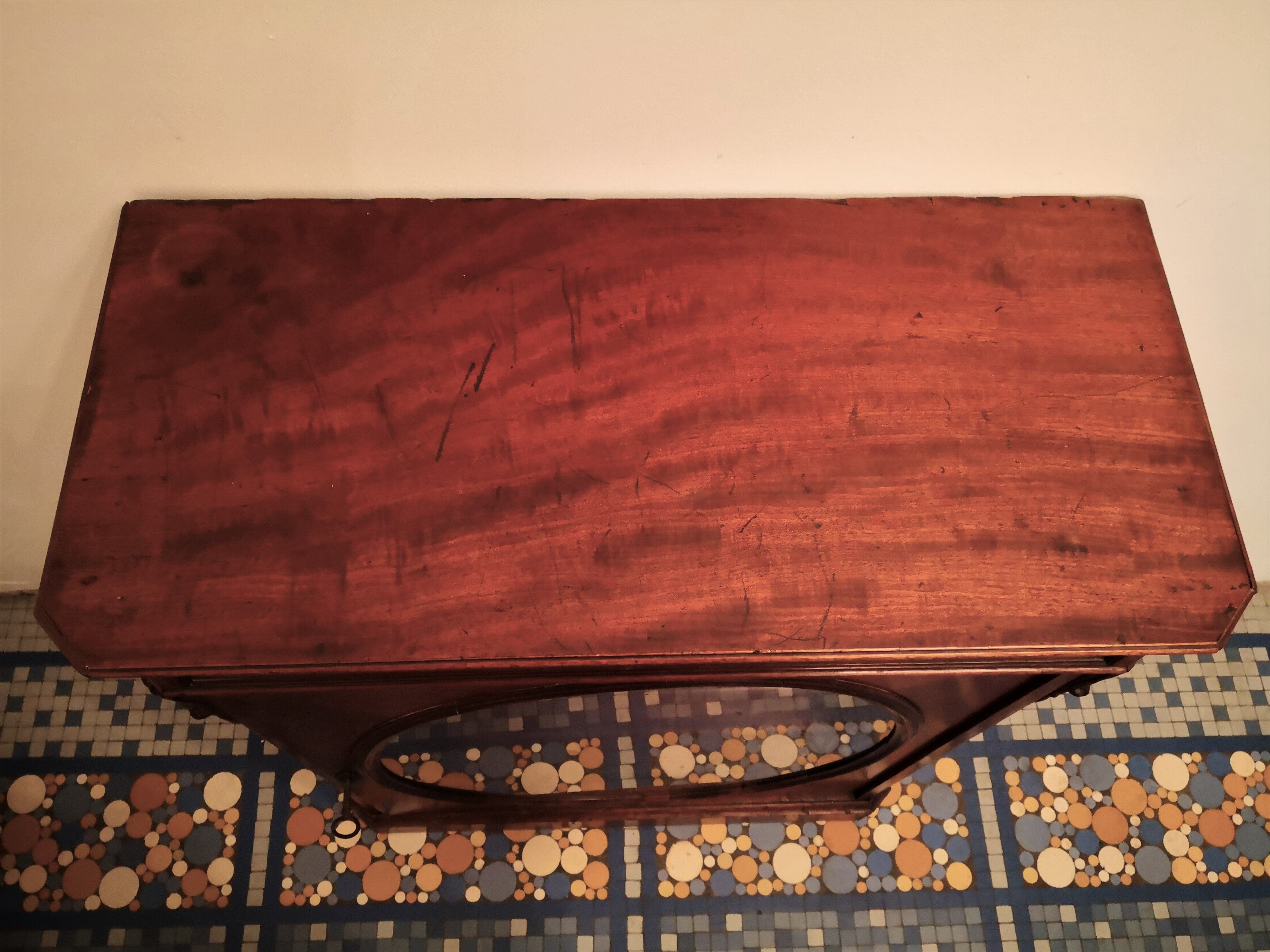 Old wood showcase with English charm