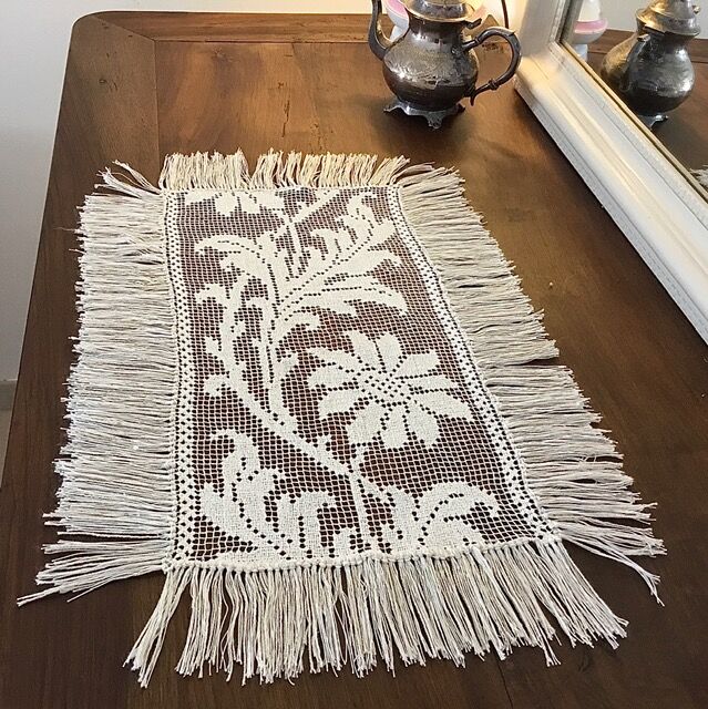 Rectangular-shaped napperon in embroidered mesh, foliage decoration and large fleu