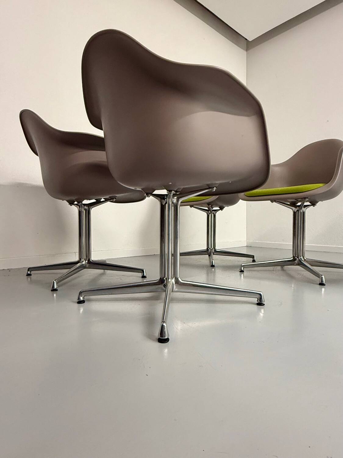 Lot of 6 plastic armchair chairs design Eames VITRA La fonda gray base