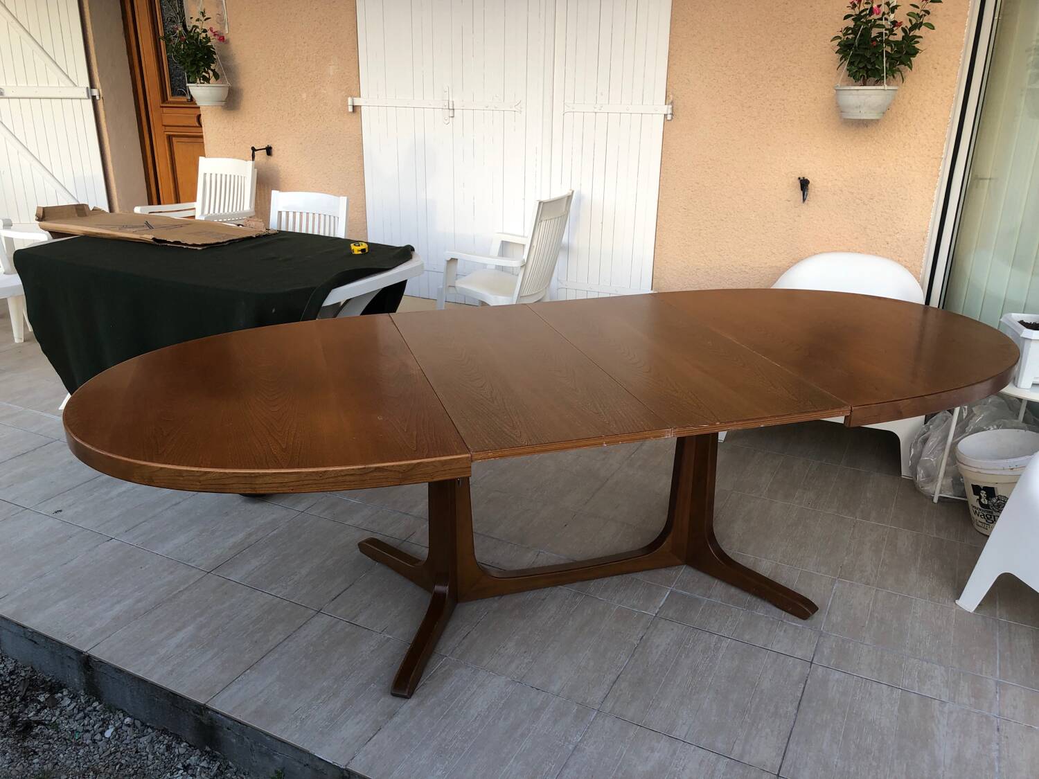 Baumann extendable oval dining table