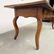 Table, drapière en noyer, XIXème s.