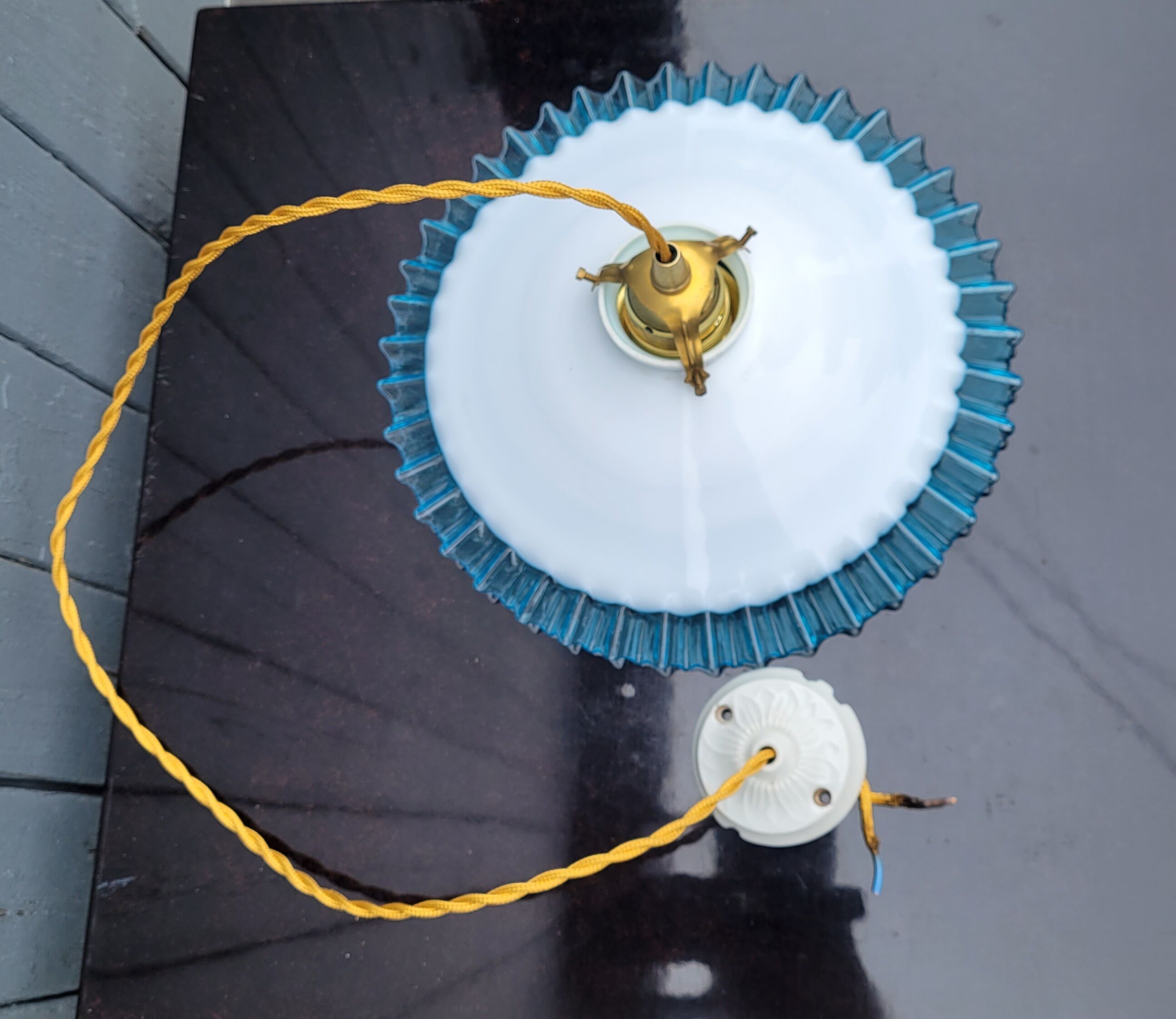 Serrated opaline suspension