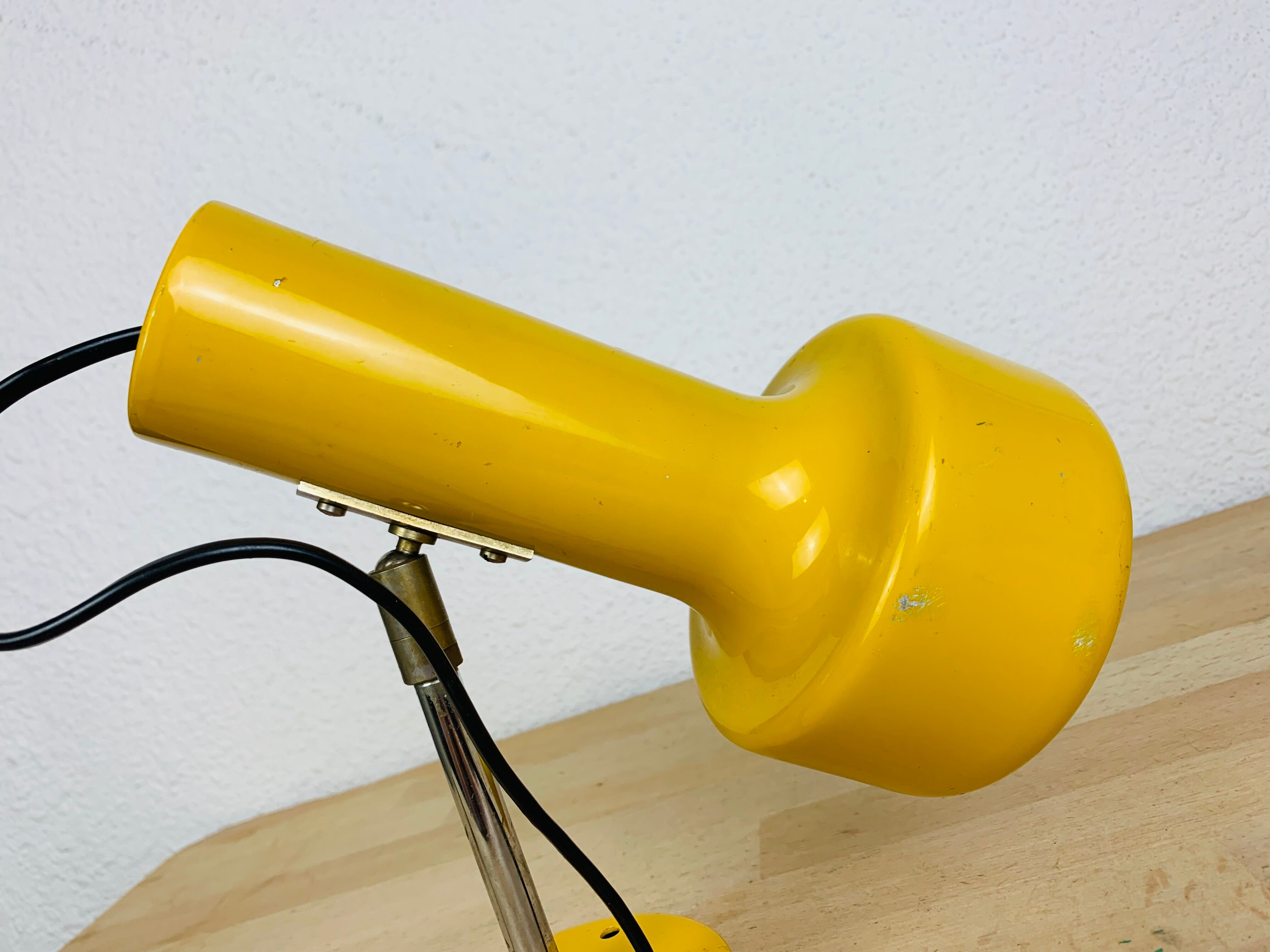 Yellow spot lamp to pose 70s