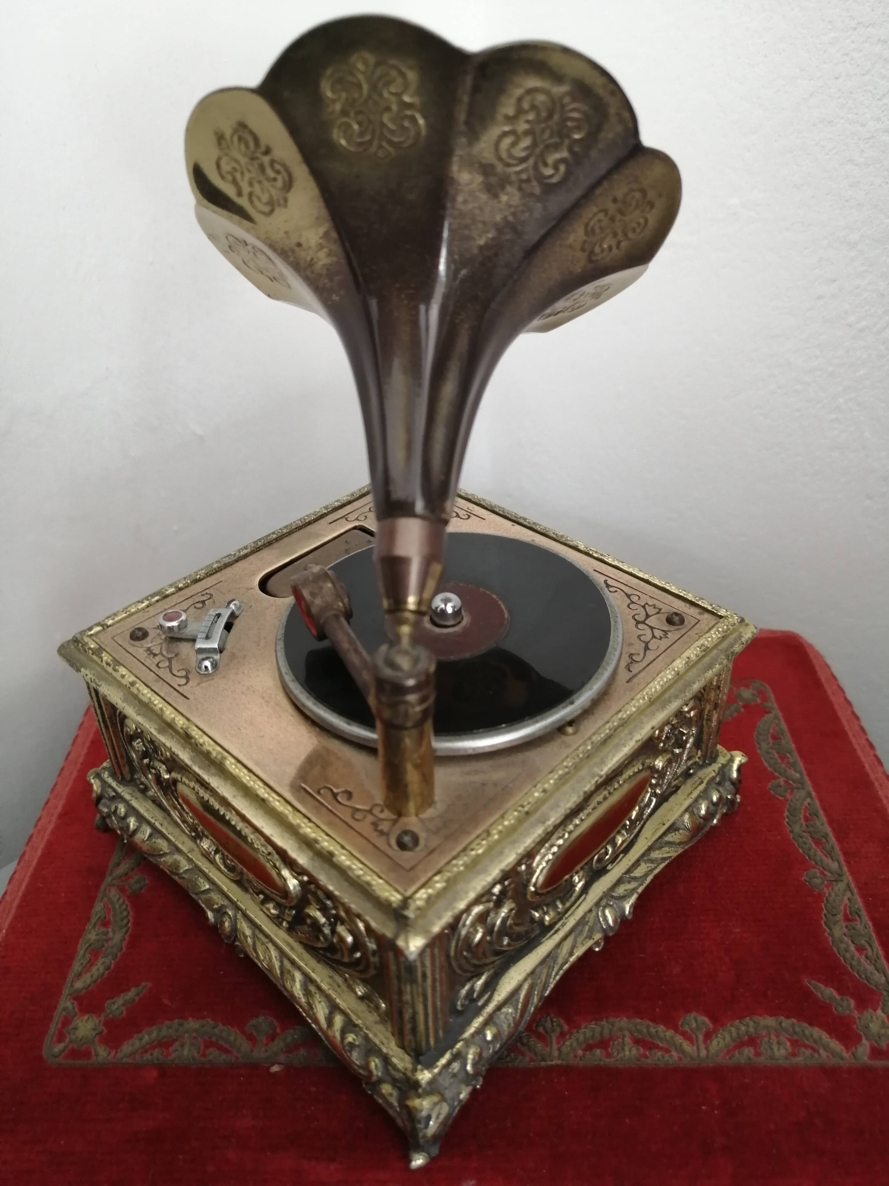 Musical phonogram and lighter