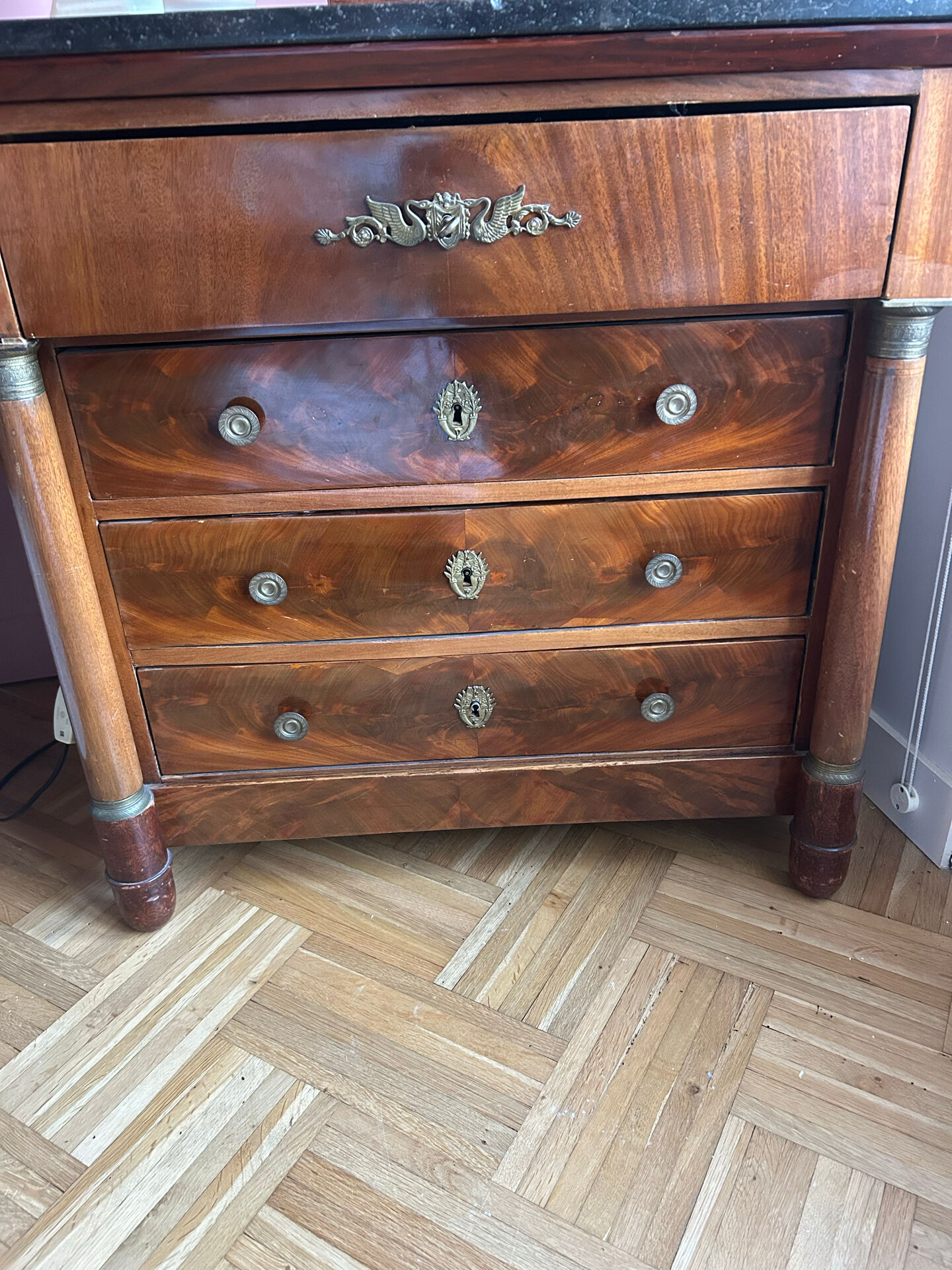 Empire commode from the 19th century in flame mahogany – Original intact black marble
