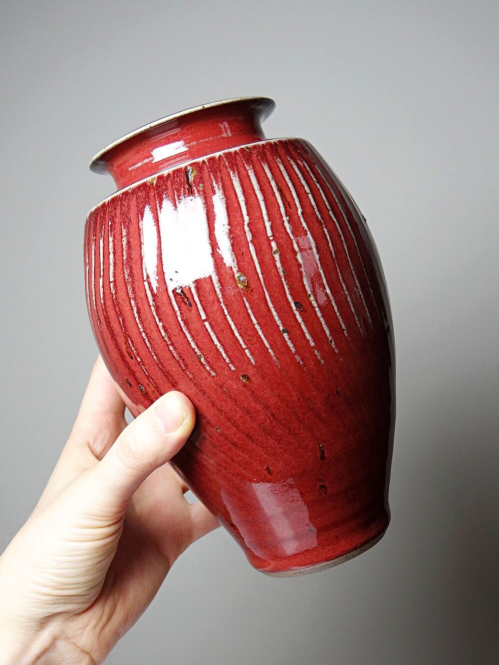 Vase en grès émaillé sang-de-bœuf à côtes, travail d’atelier XXe