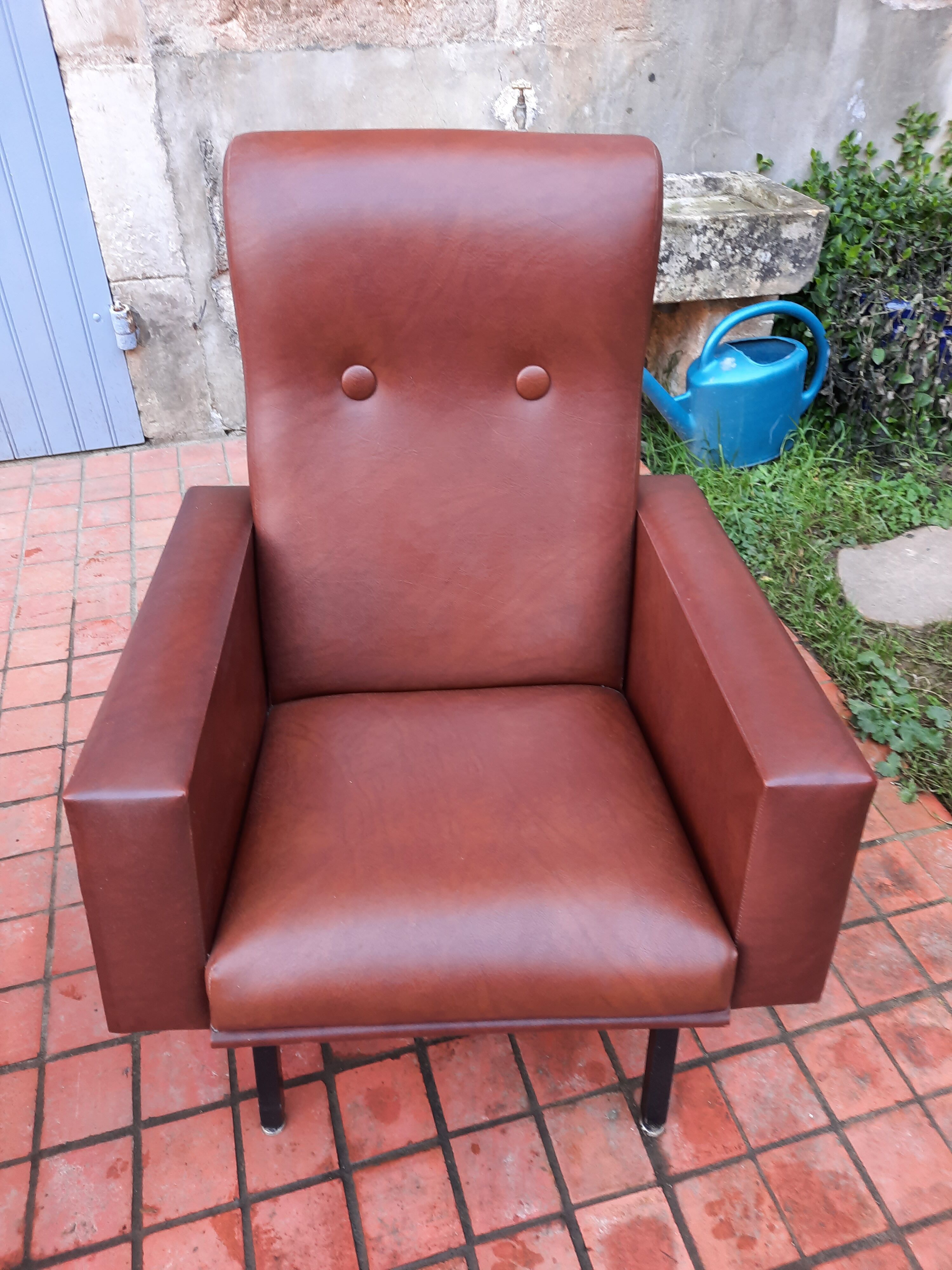 Paire de fauteuils en skaï année 50