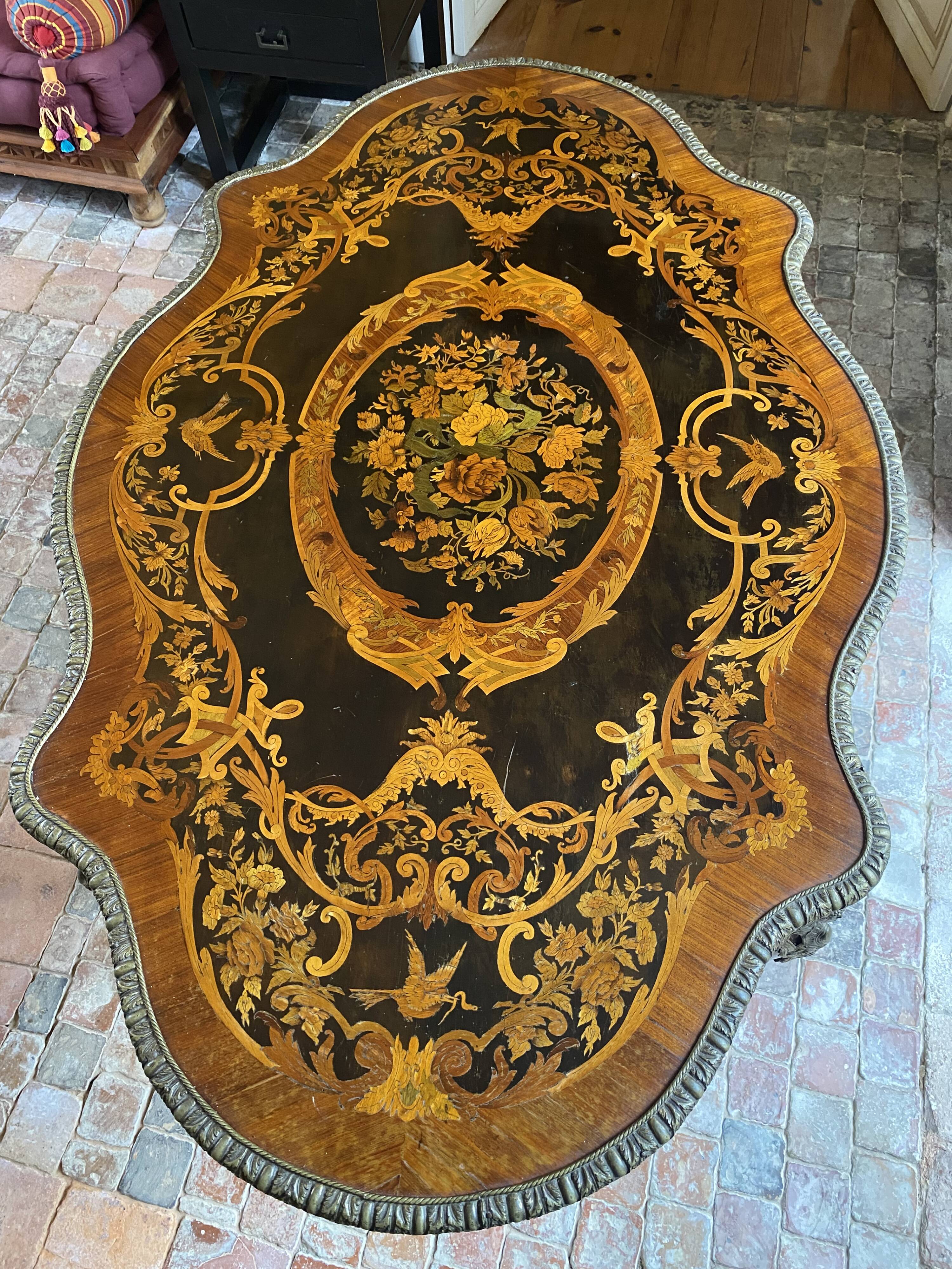 Table française en marqueterie du XIXe siècle