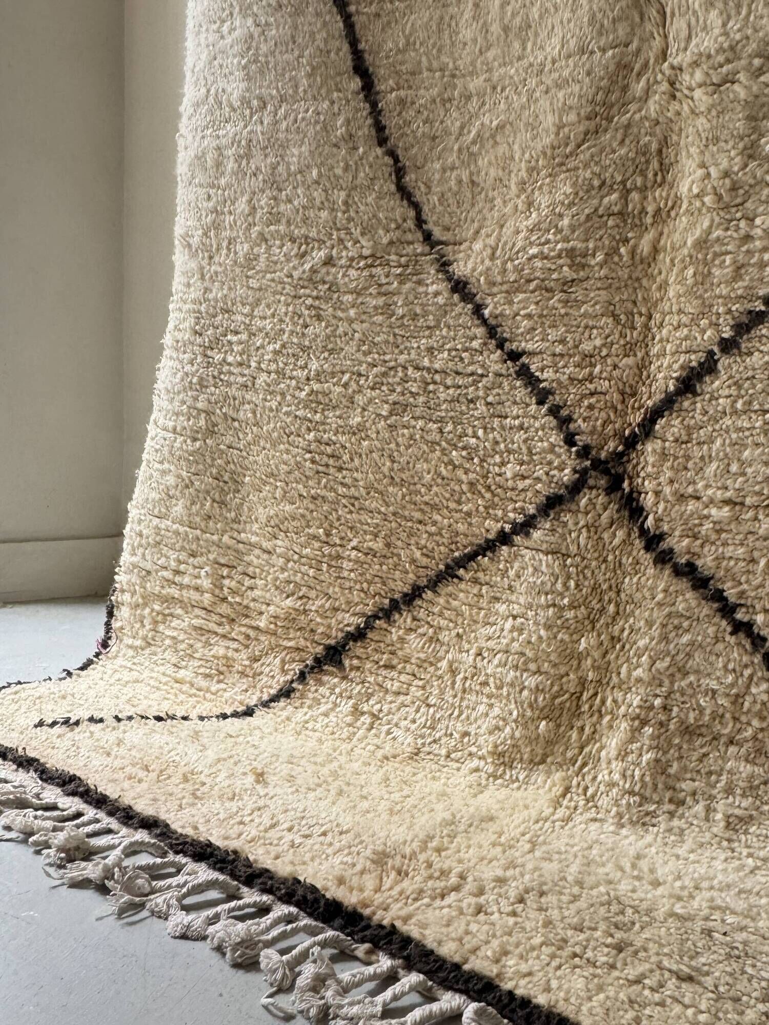 Ancient Berber rug in ecru/brown, handmade 100% virgin wool, 2m x 1.5m.