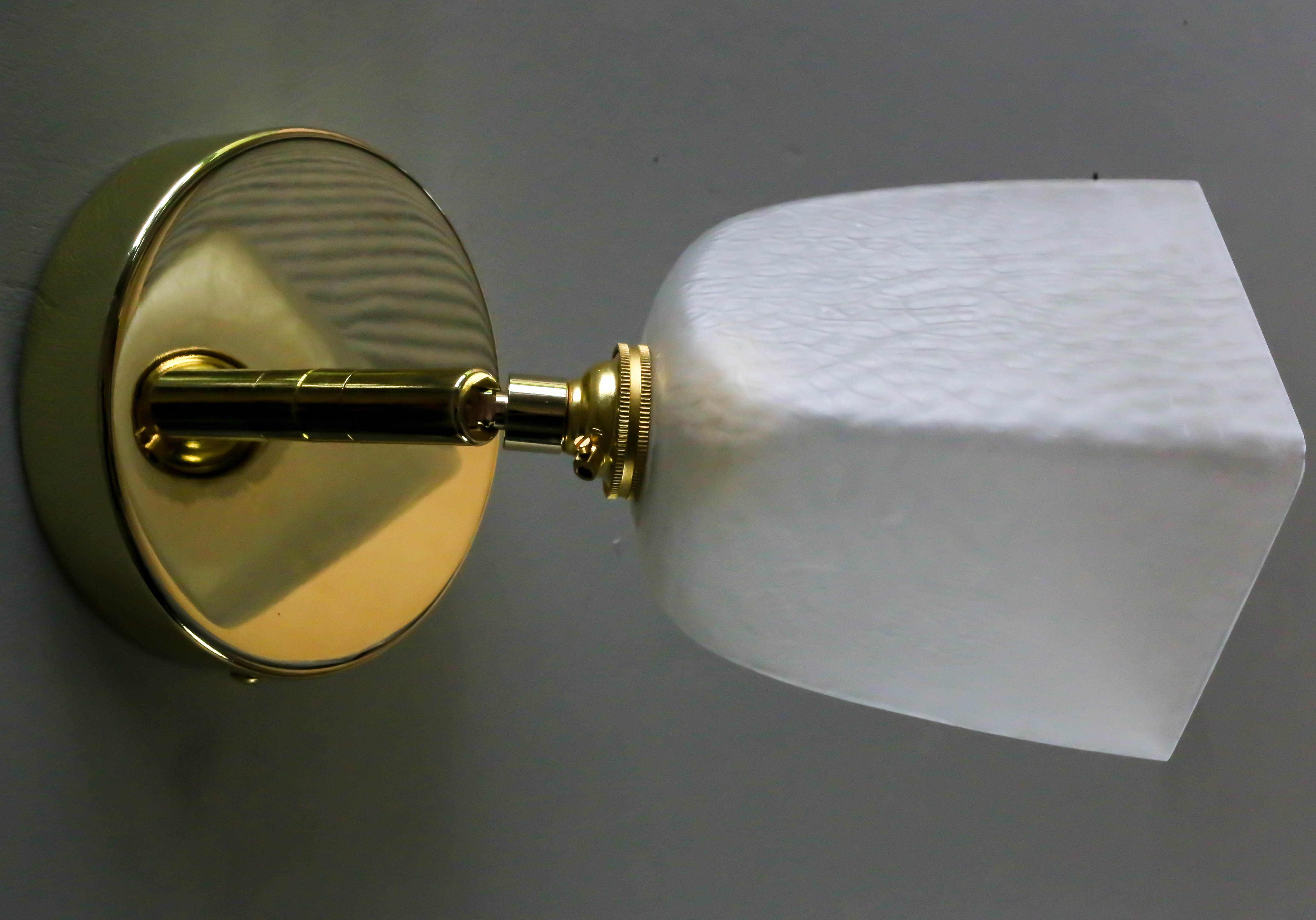 Applique murale en verre ancien translucide montée sur un support en métal laiton