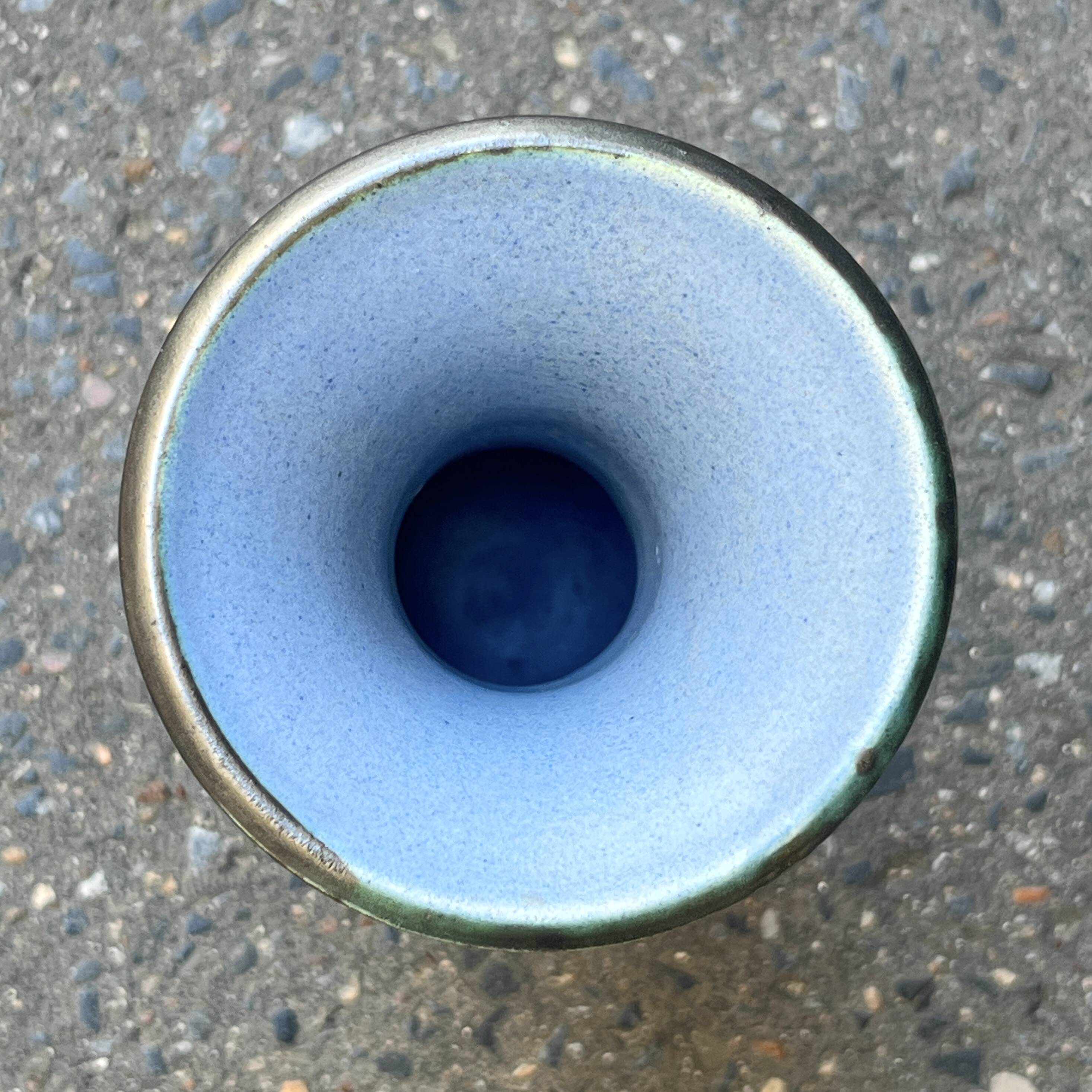 Vase de Knights of Tintagel en céramique grès bleu 1960 -70 soliflore