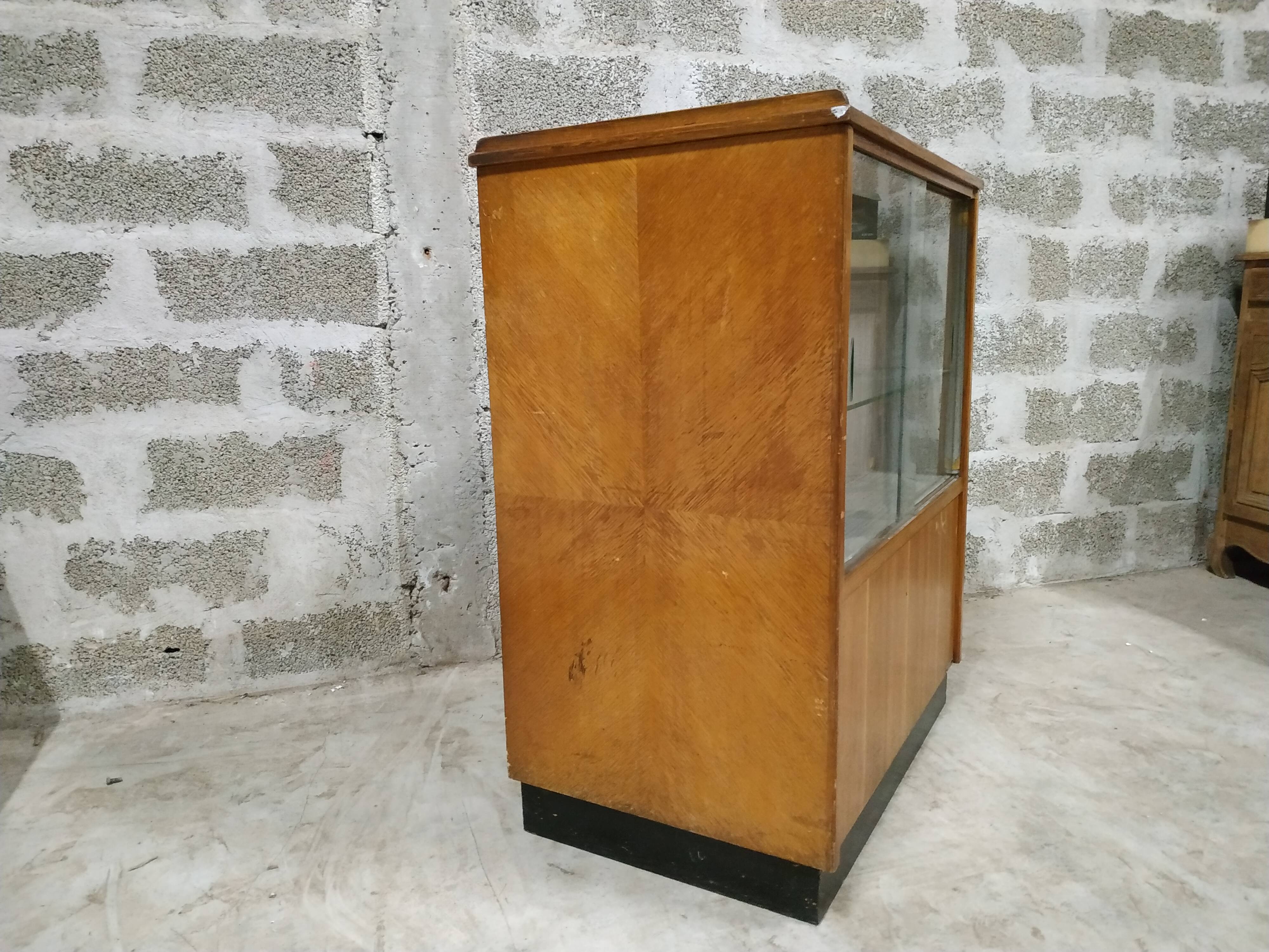 Former cash vitrine store counter