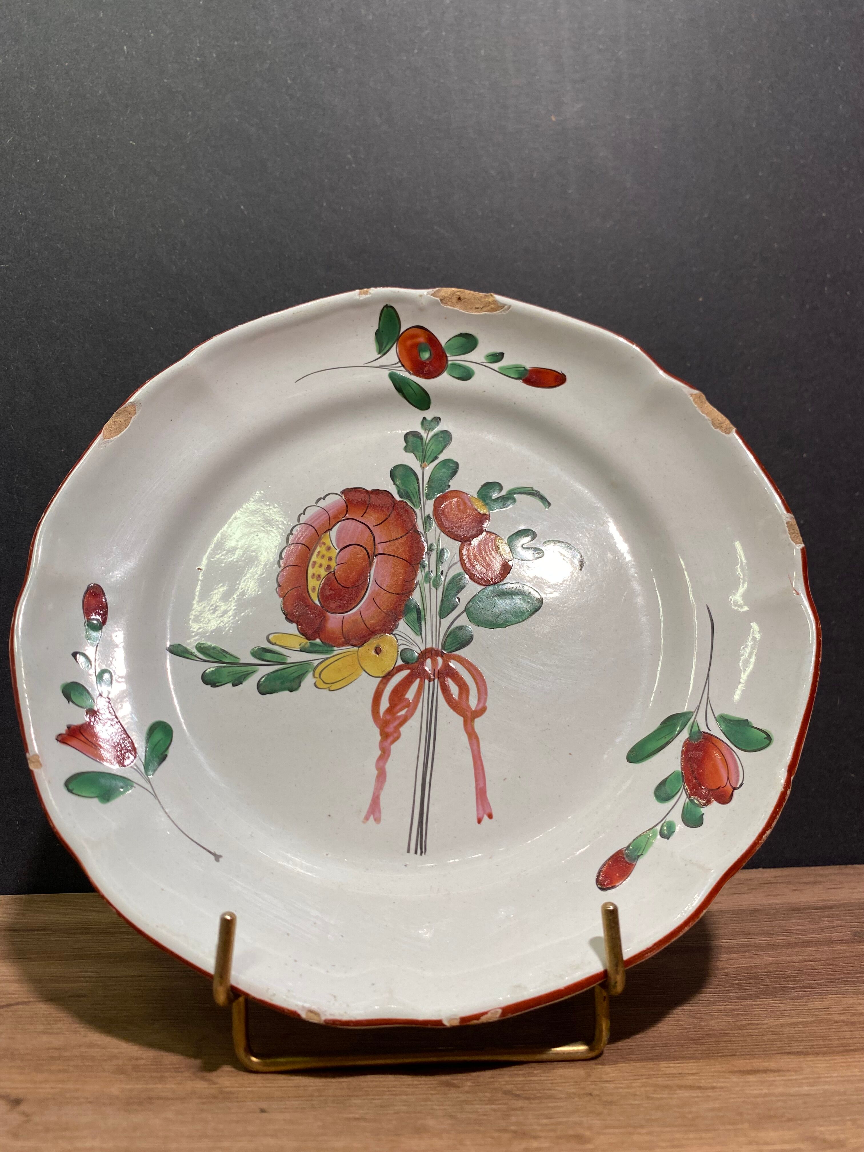 Assiette en faïence de l'Est XVIII-XIXe, décor floral enrubanné