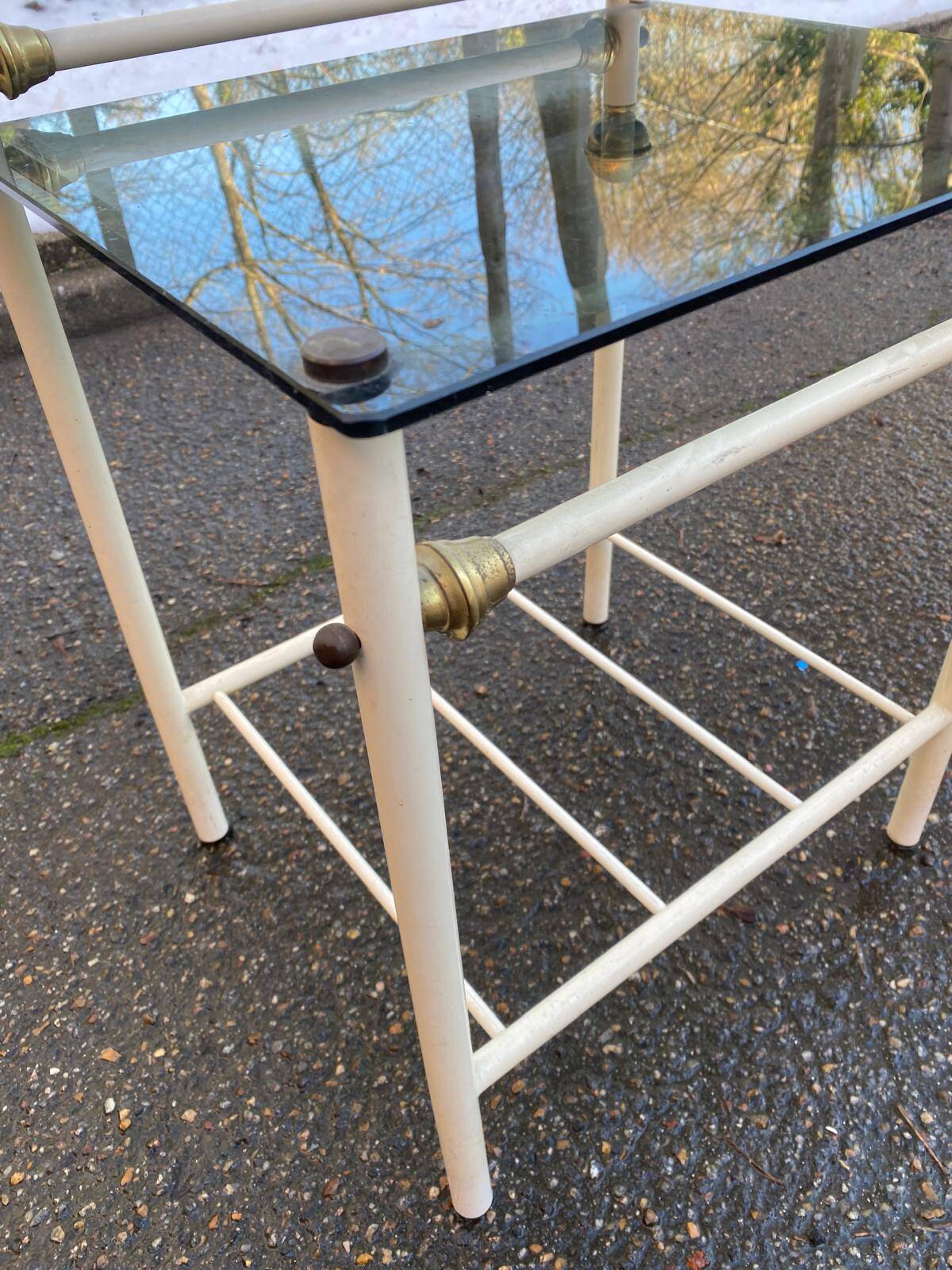 Table de chevet industrielle en acier blanc et verre fumé doré