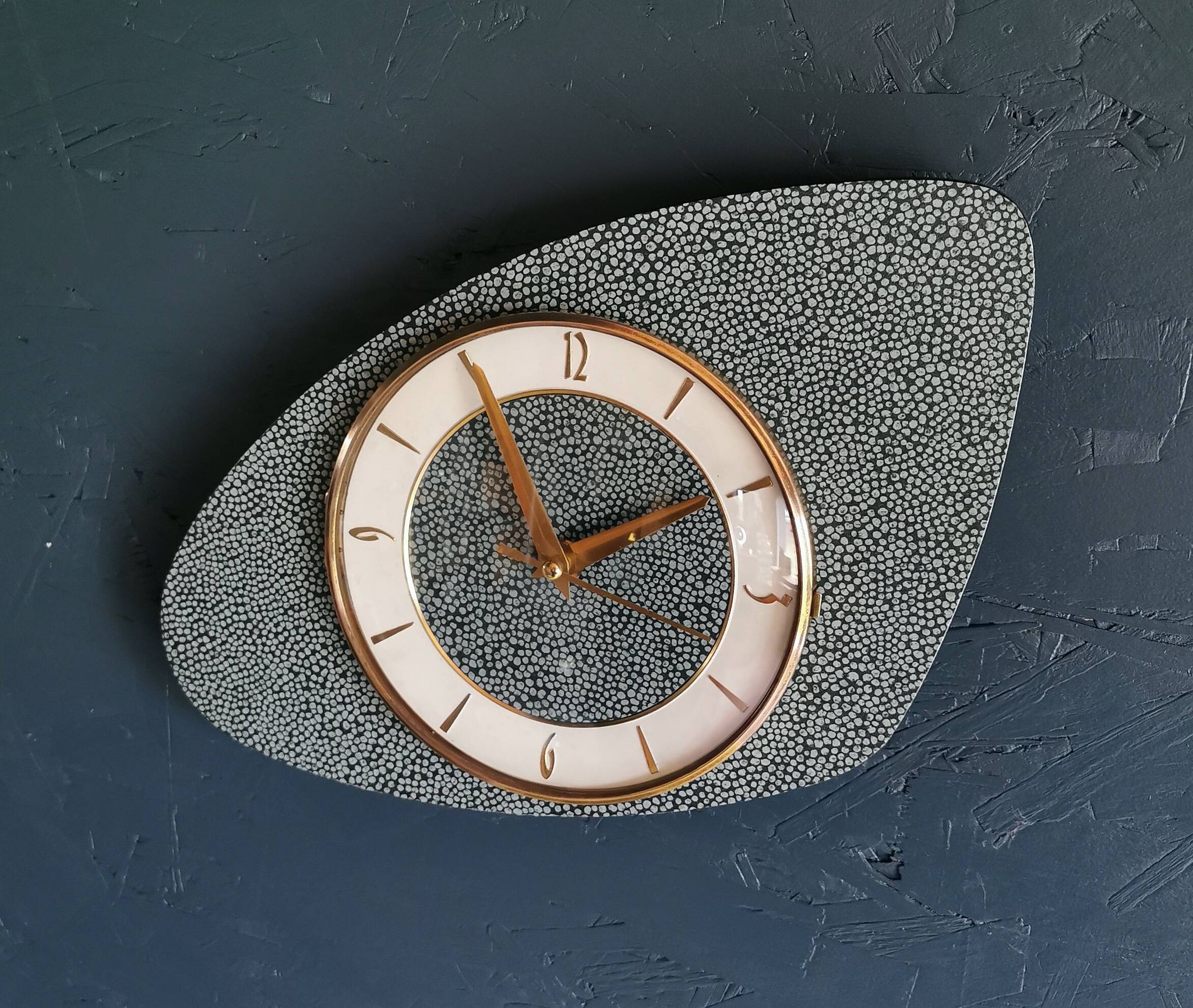 Horloge formica vintage pendule murale silencieuse asymétrique "Vert doré ronds"