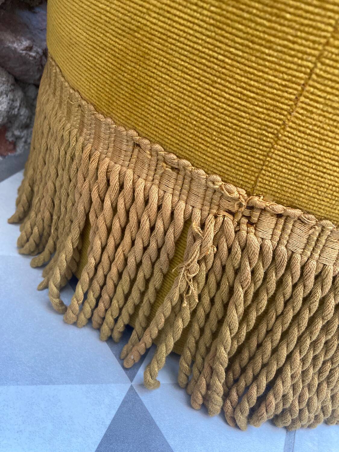 Pouf en velours moutarde, années 60-70