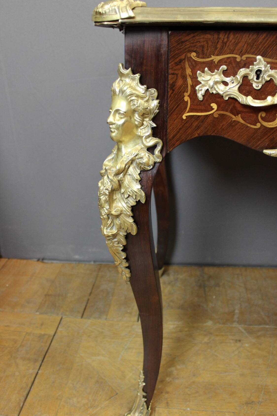 Bureau Louis XV en Marqueterie et Bronze d'époque XIX