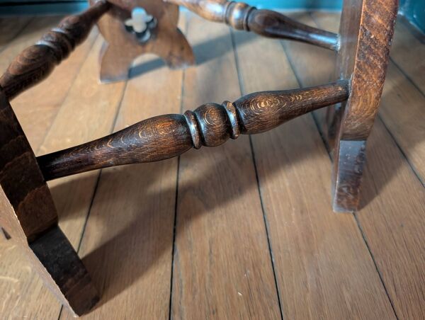 Tabouret triangulaire ancien en bois massif et assise paillée  1950