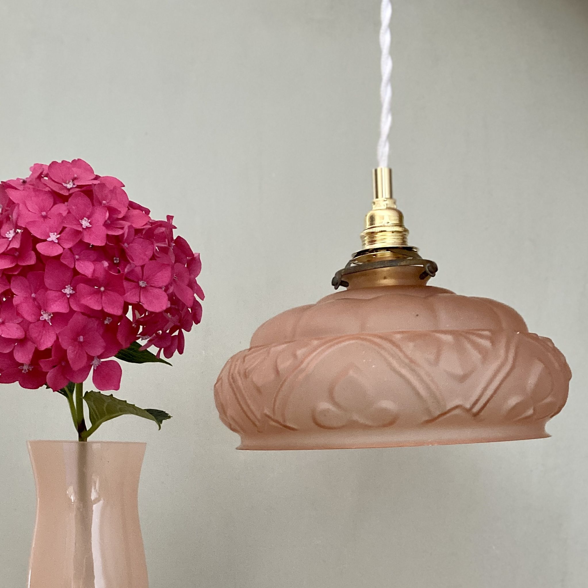Suspension lampshade vintage art deco in pink frosted glass