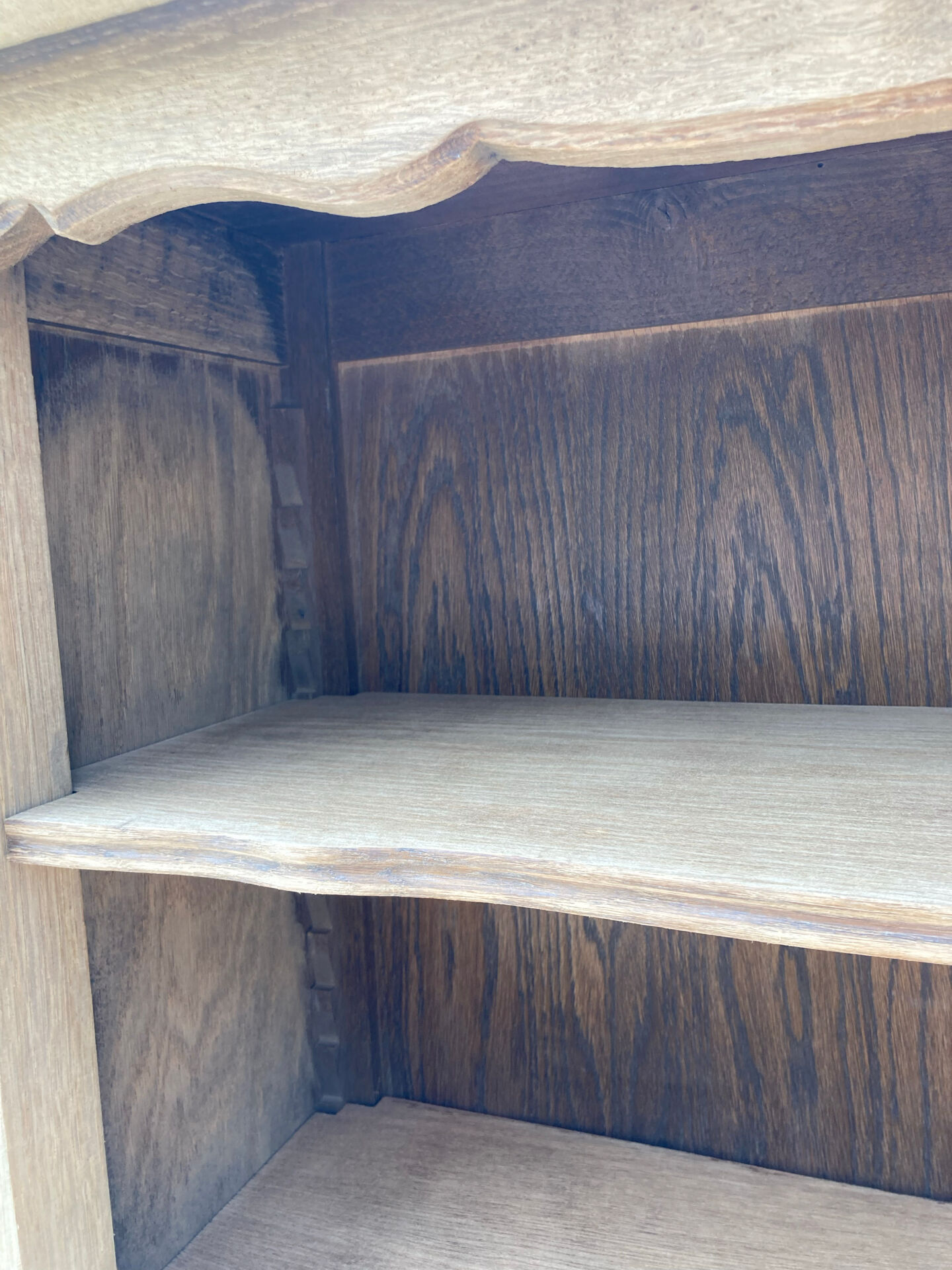 Beautiful oak sideboard, fully sanded, Louis XV style, with removable shelves.