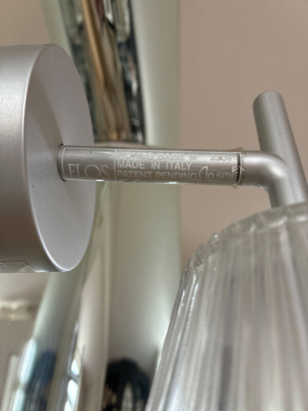 Miroir de chez  Flos  designer Philippe  Stark