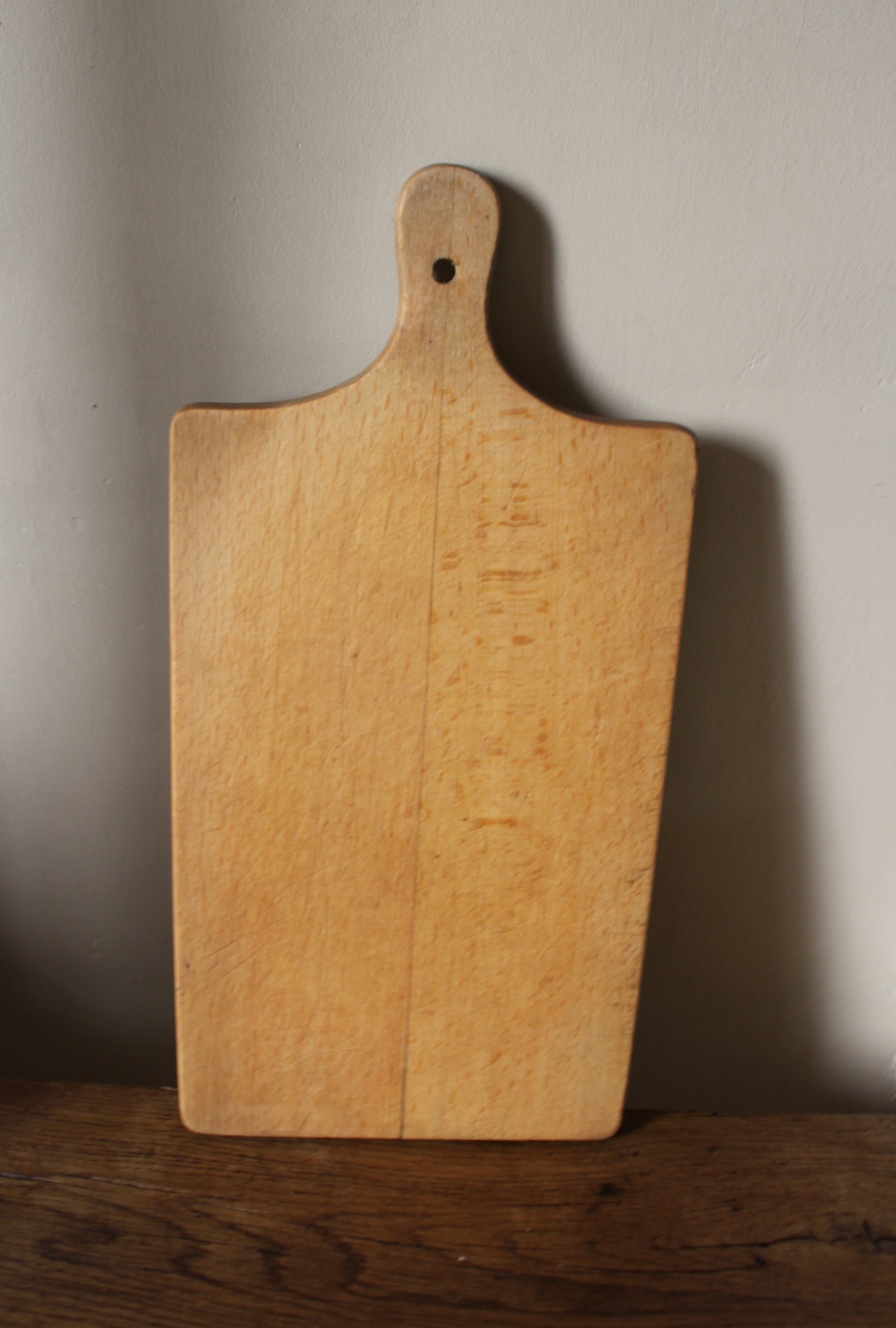 Wooden cutting board with handle