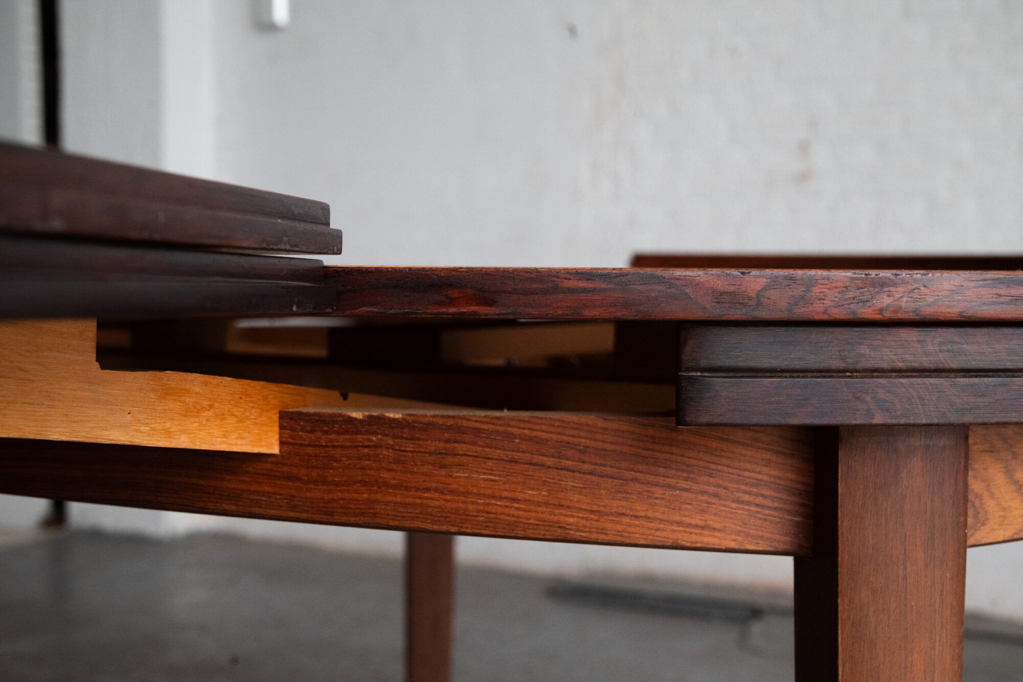 Dining table 'Lotus' by Dyrlund