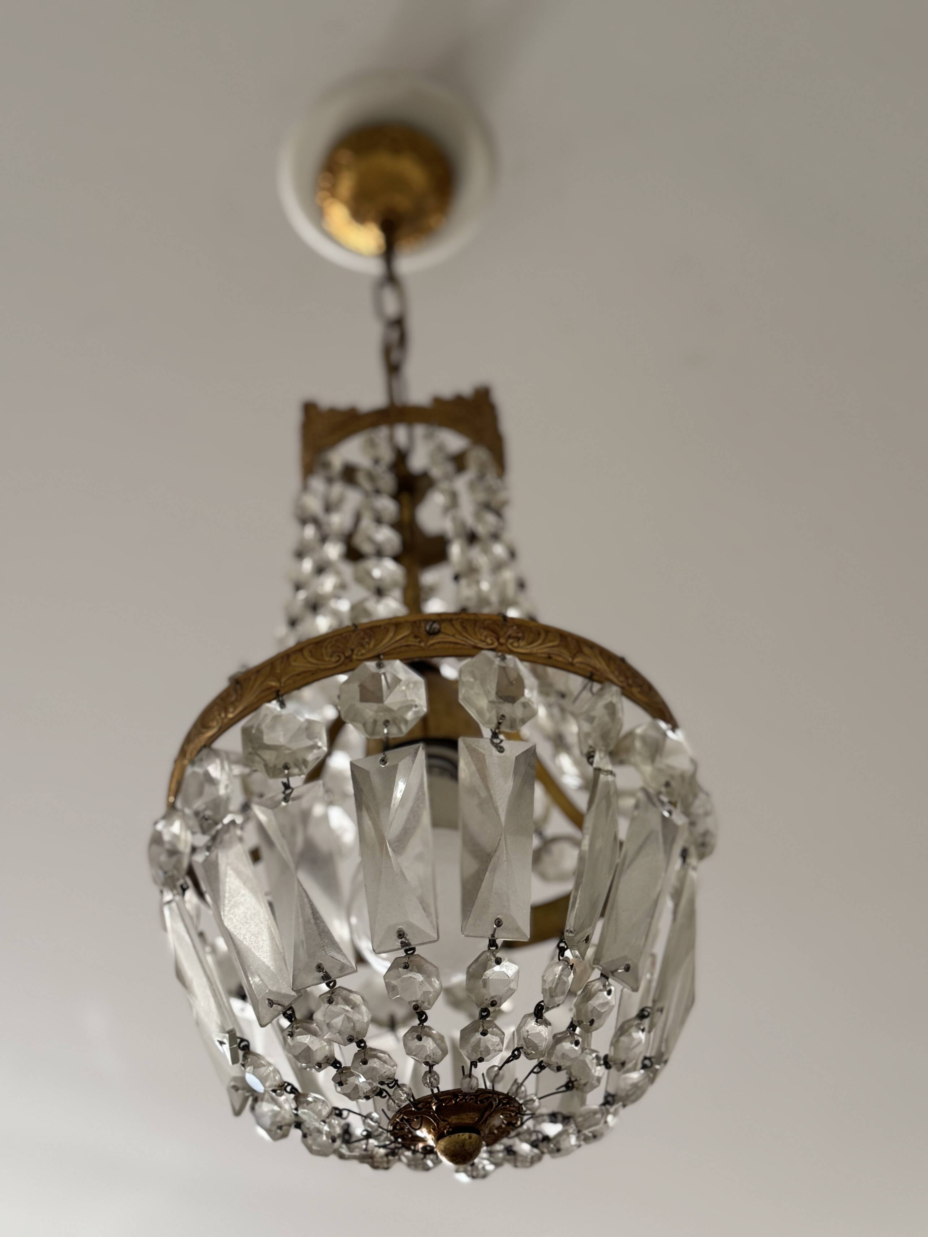 Lustre corbeille ancien en laiton et pampilles – Art déco années 1930