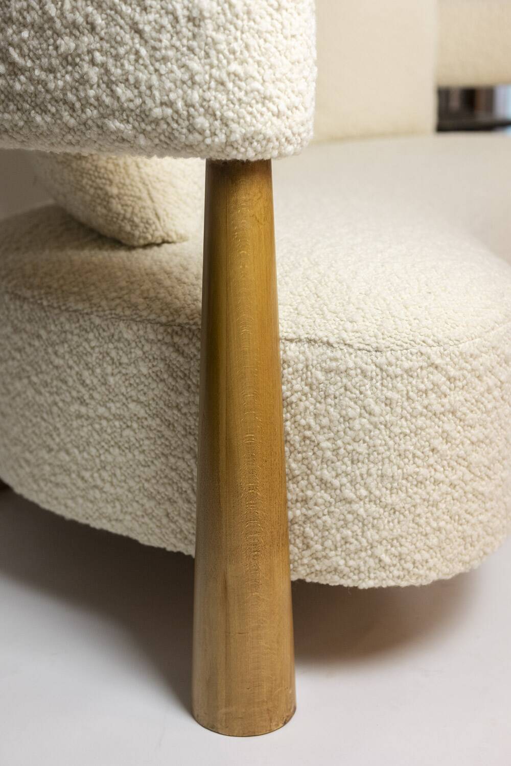 “Bean” shaped 3-seater sofa, in blond beech. Contemporary work