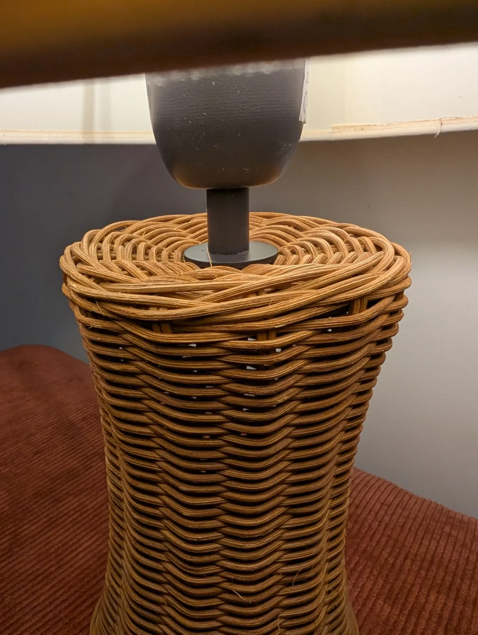 Vintage table lamp in woven rattan, honey colour & beige lampshade –