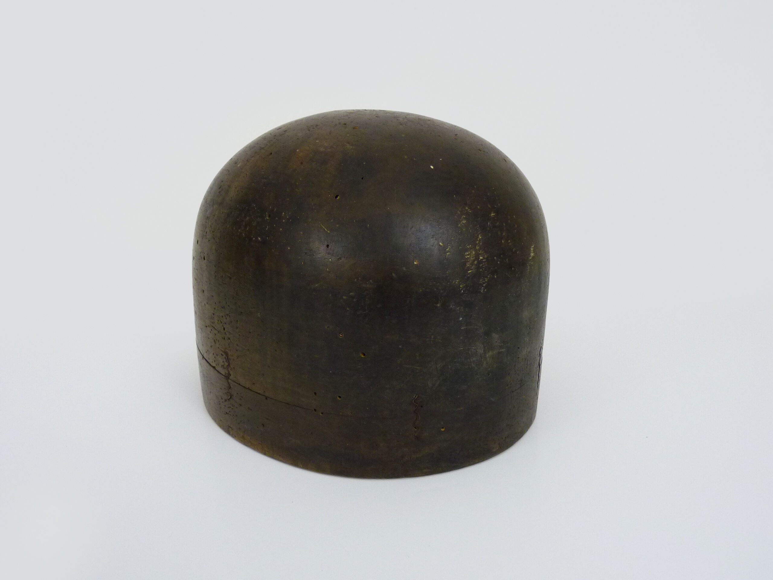Old form with wooden hat, marotte, hat mold, year 30/40