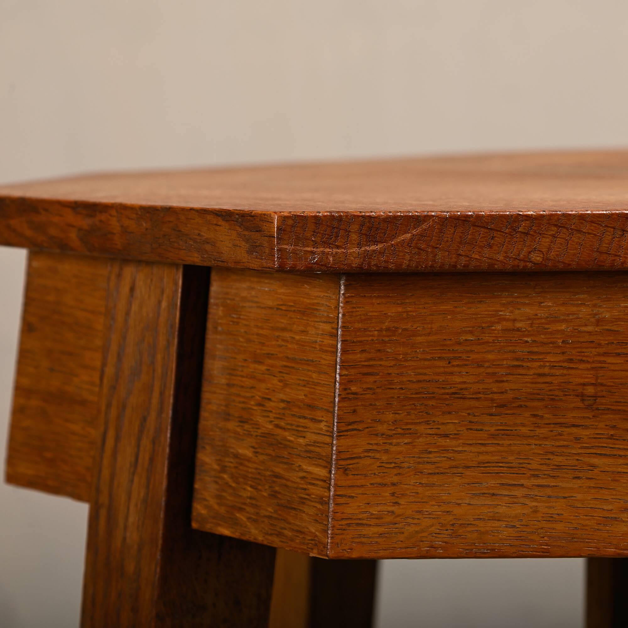 Table d'appoint octogonale en chêne de l'École de La Haye Art Déco architecturale