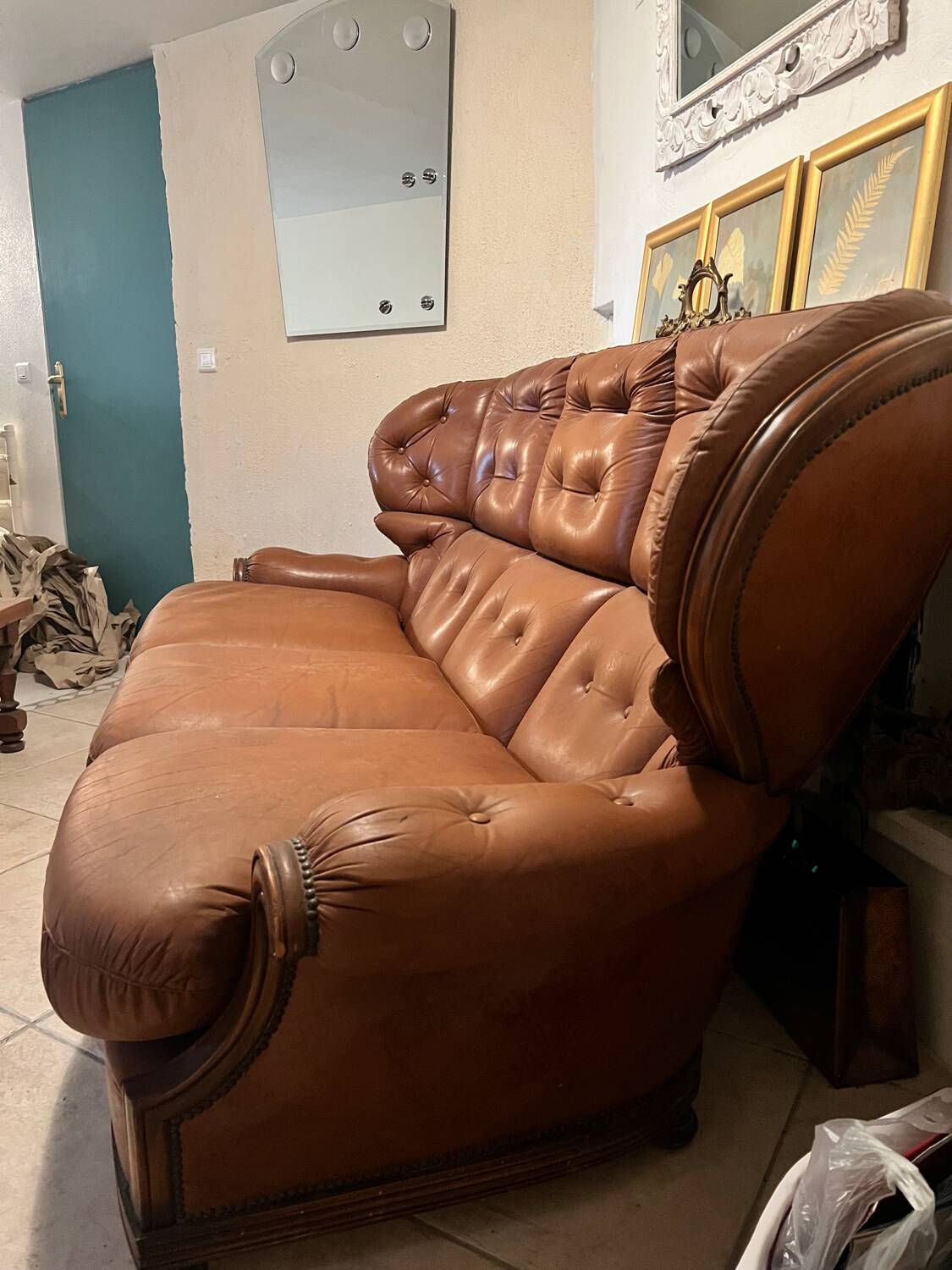 Three-seater Chesterfield sofa