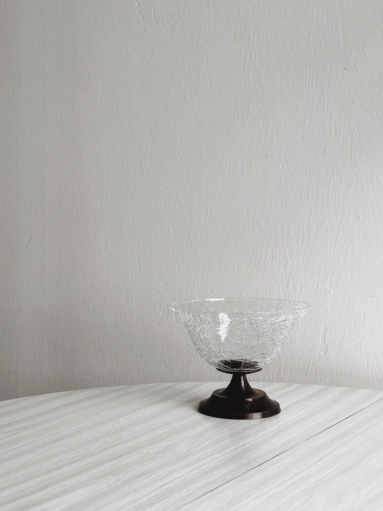 Small footed cracked glass bowl