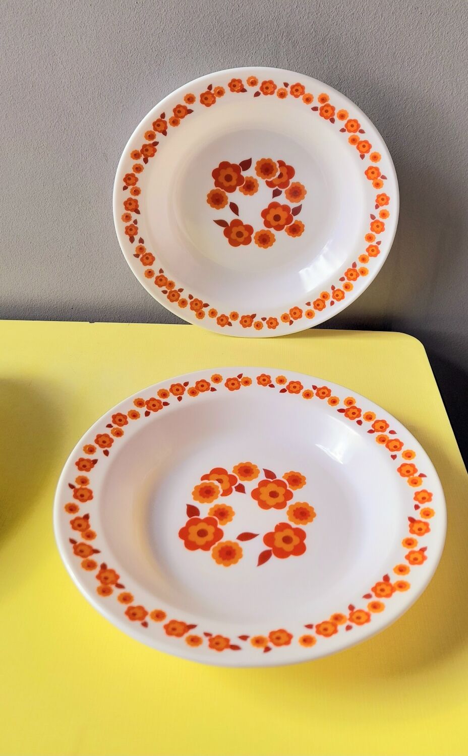 Arcopal Lotus 70s plates