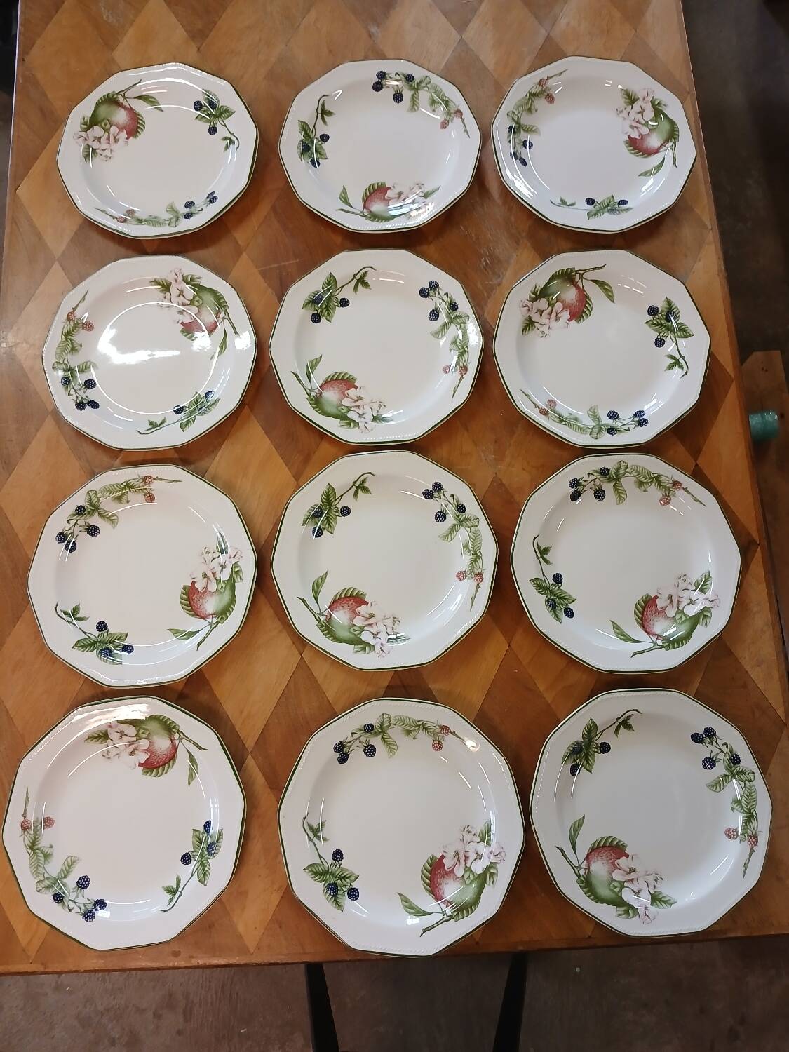 12 Churchill English dinner plates