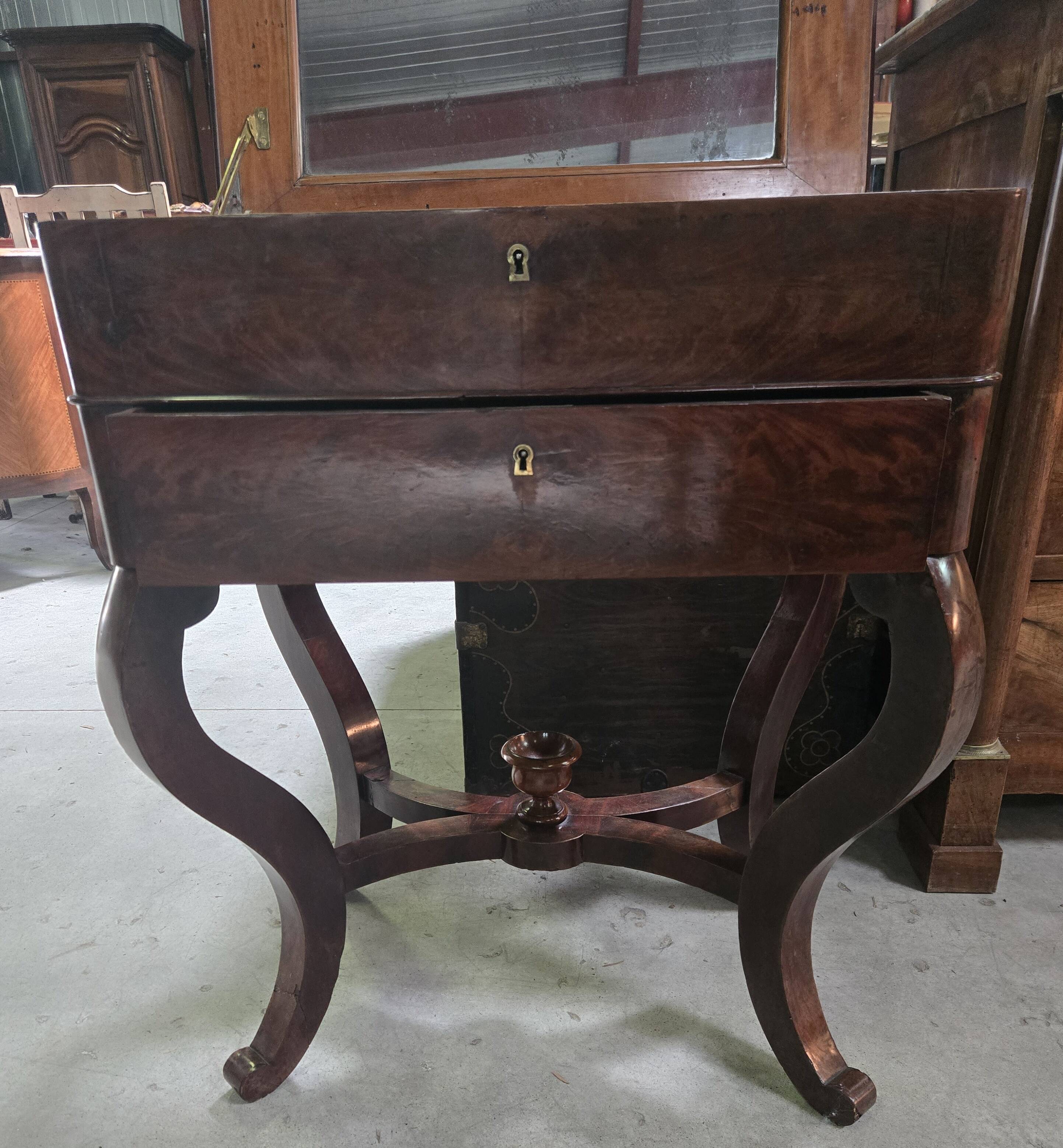 Dresser or vanity table from the Charles X / Empire period in mottled mahogany.