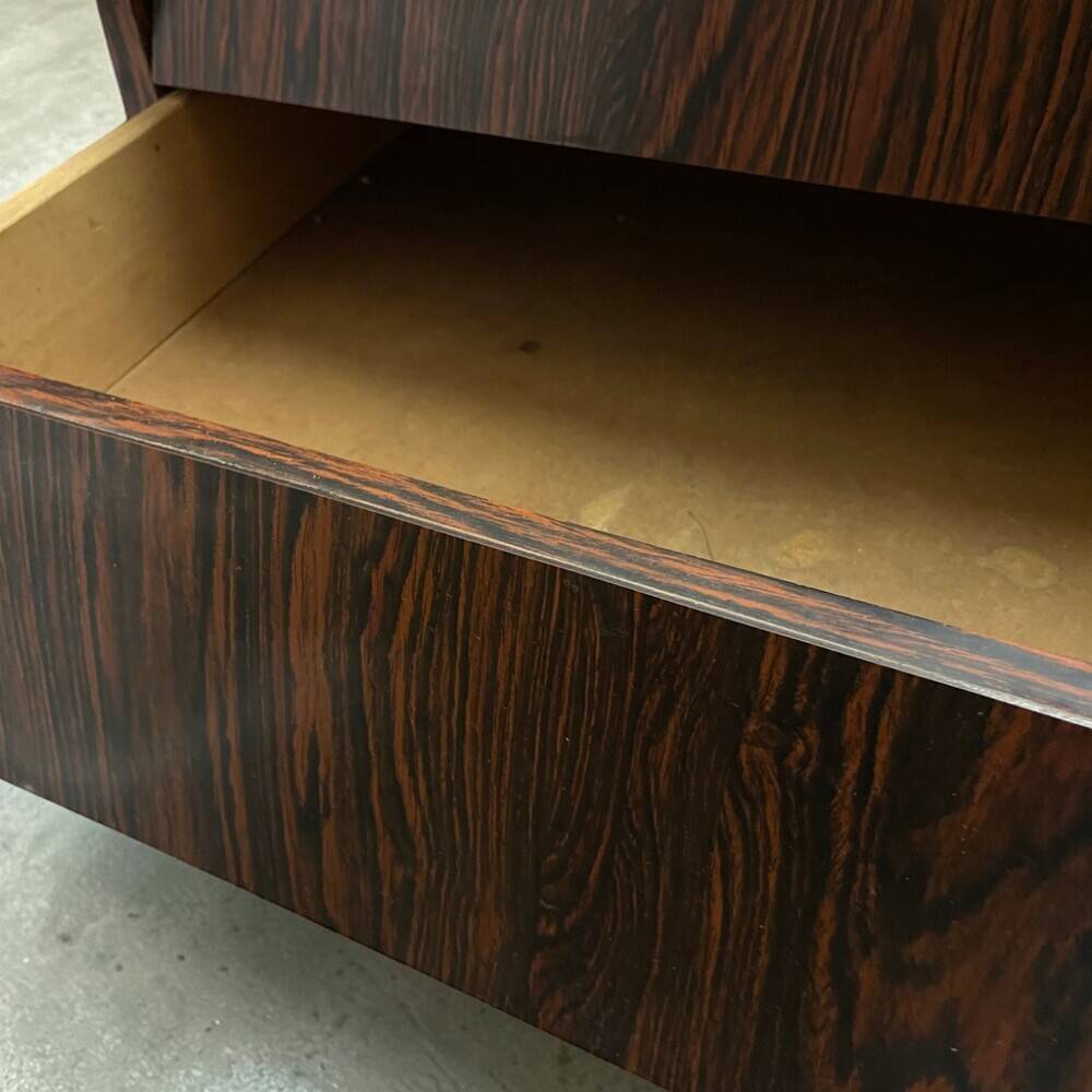 Buffet en palissandre de style danois avec tiroirs