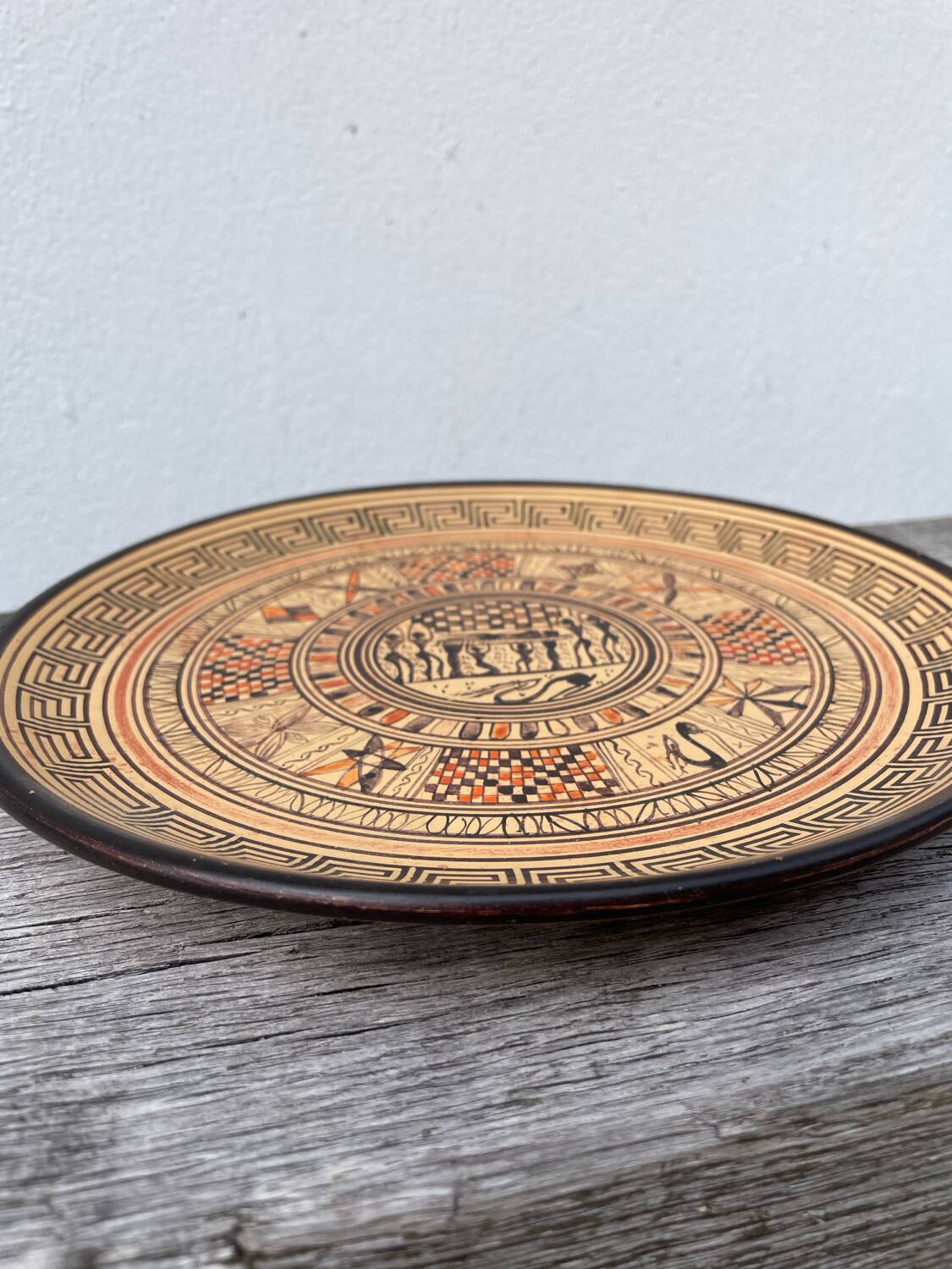 Assiette décorative grecque en terre cuite géométrique