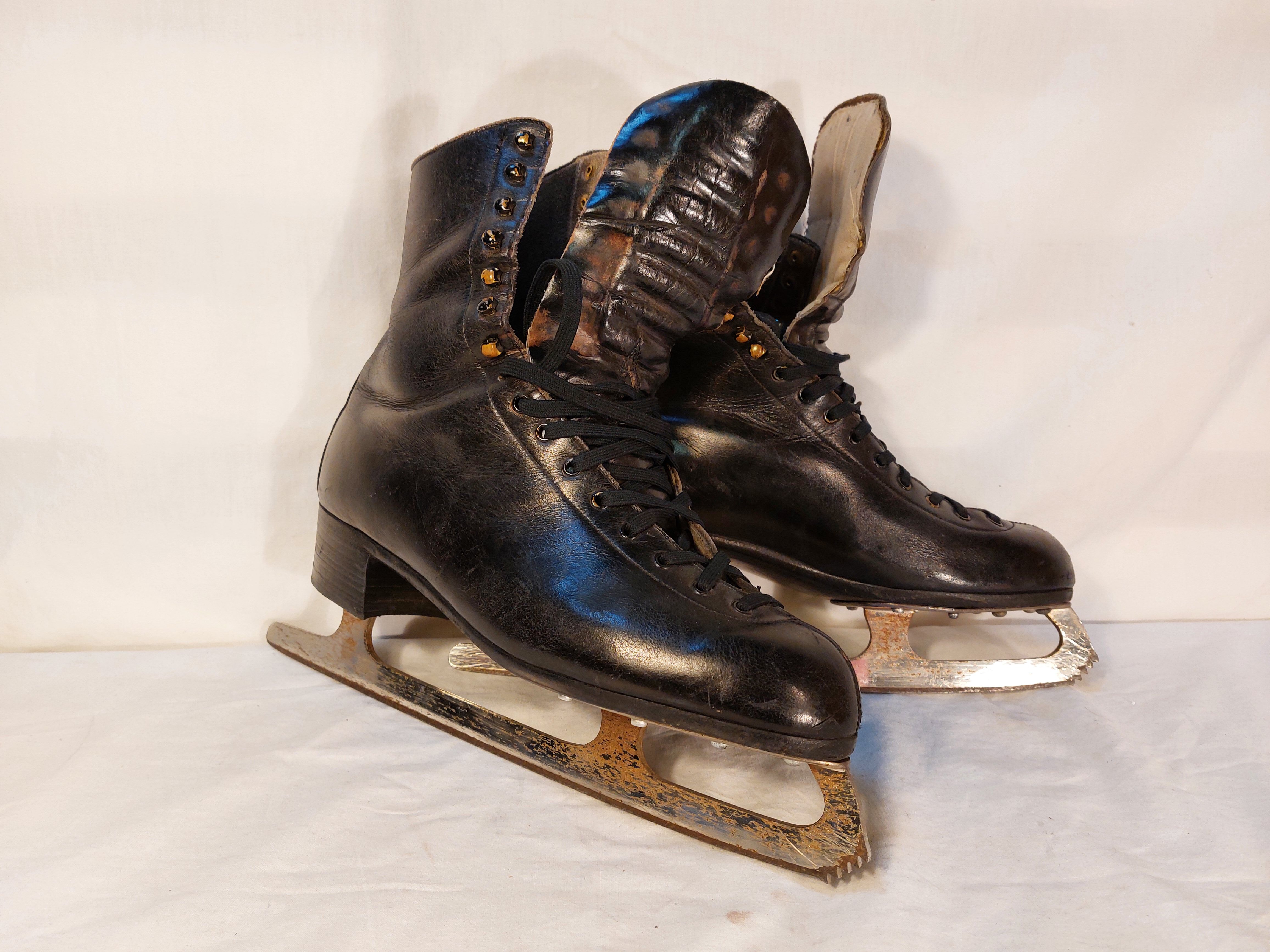 Pair of vintage ice skates Alviera