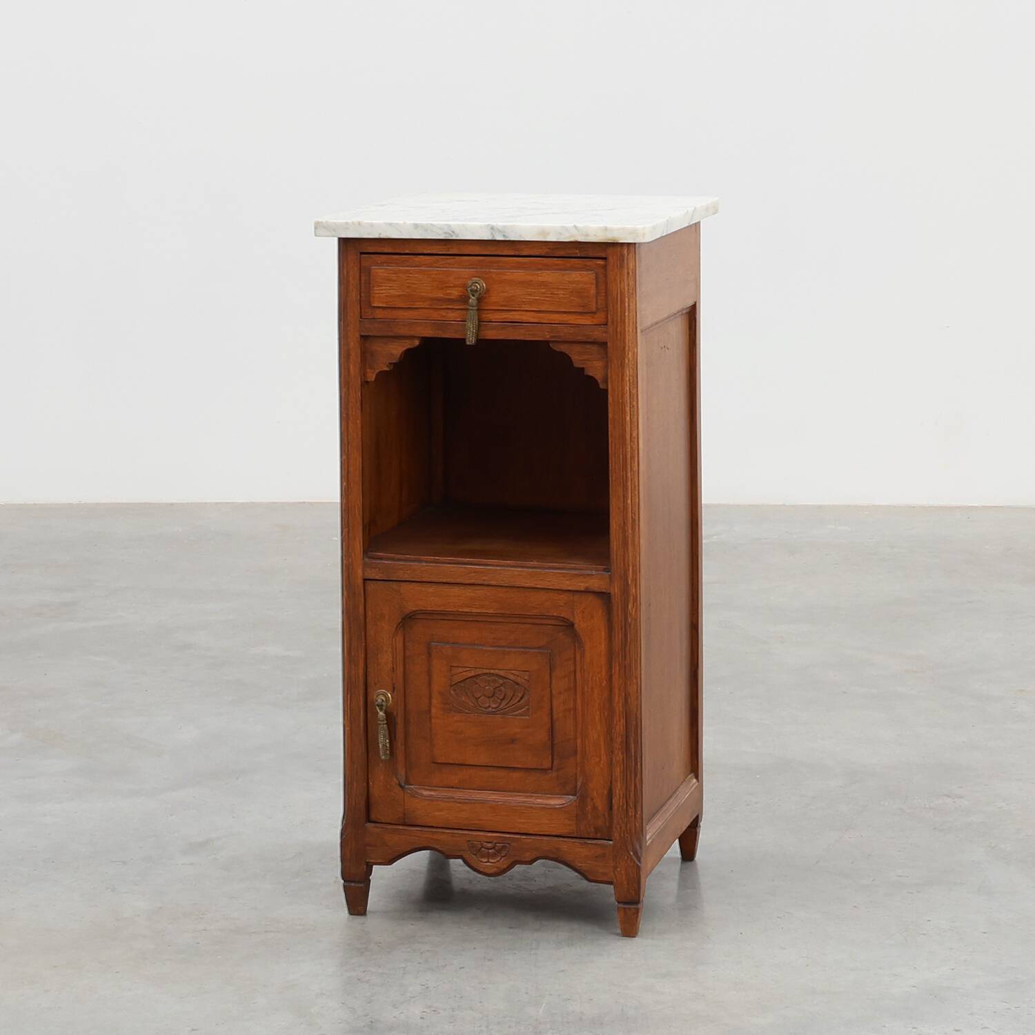 Table de nuit Art Déco en chêne avec plateau en marbre de Carrare, France années 1920