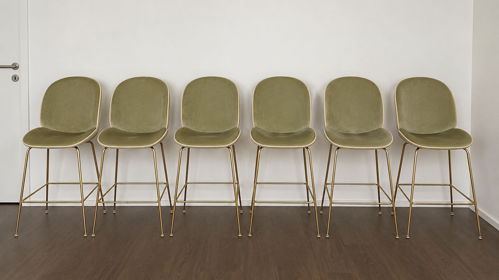 Chaises hautes Gubi velours vert clair