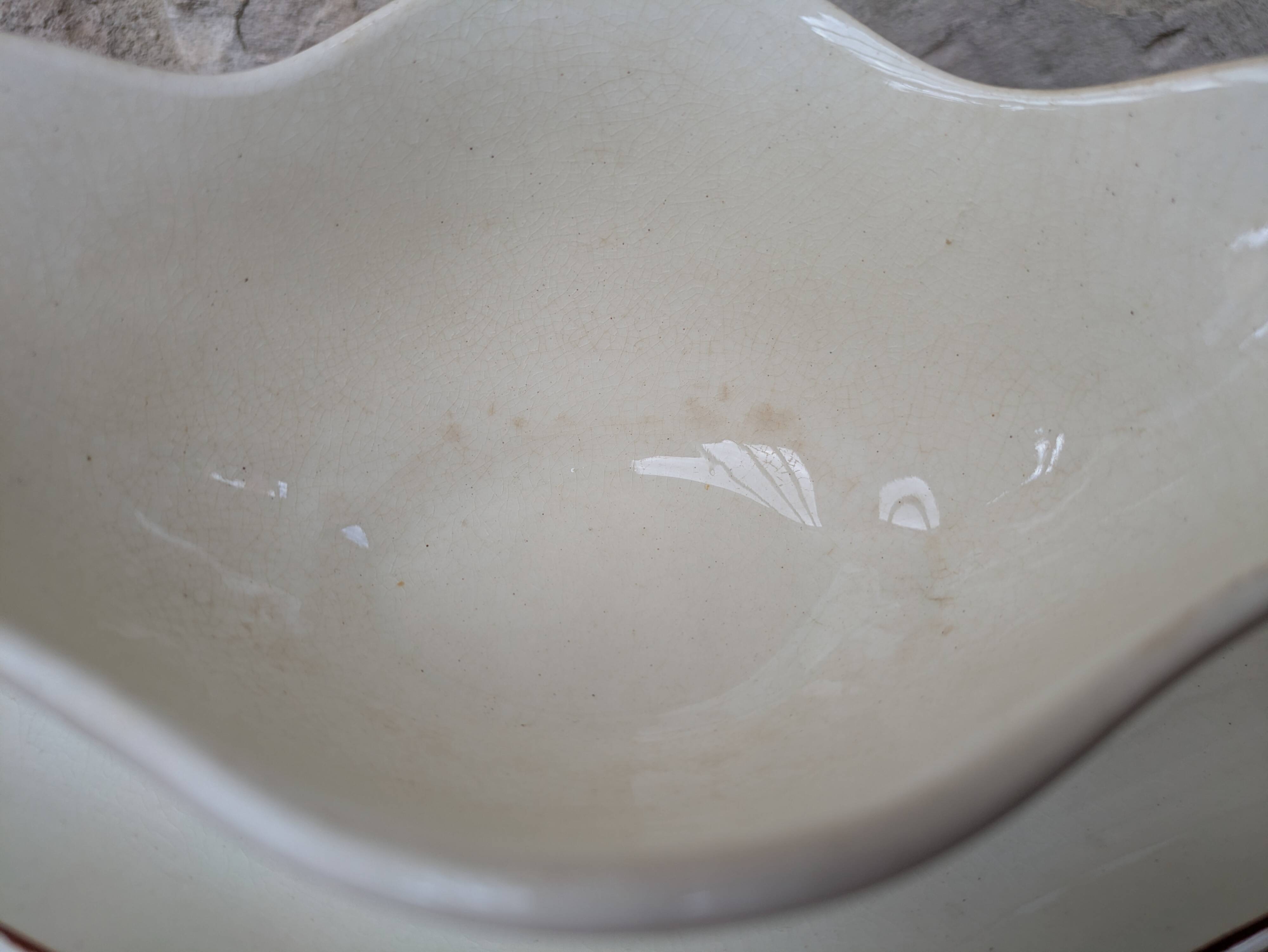 Ancienne saucière sur dormant fixe en Terre de Fer Salins modèle Nénuphar