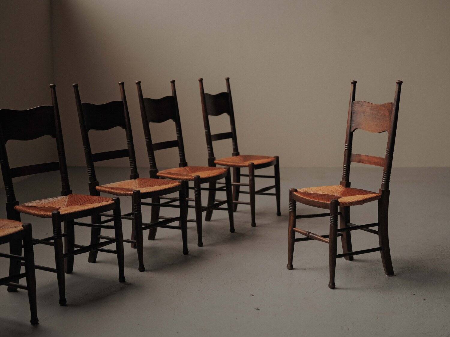 Set of 6 Arts & Crafts chairs, solid wood and straw, circa 1900.