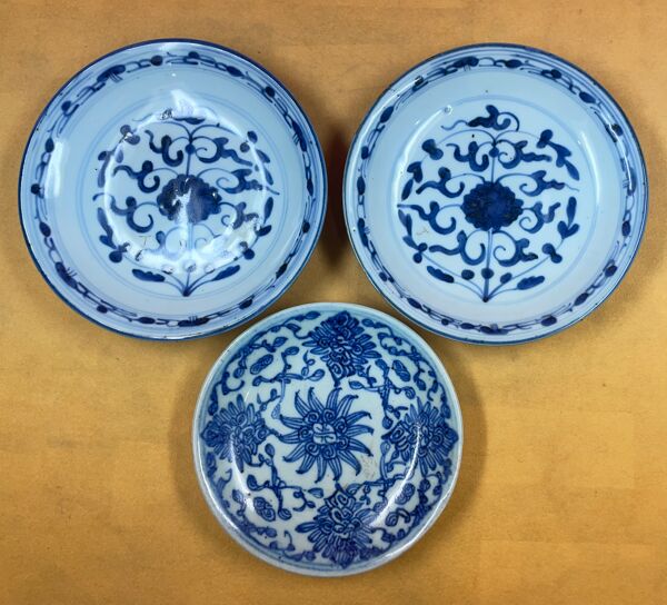 Lot de 3 petites assiettes décor bleu et blanc, Chine XIXe - idéogramme